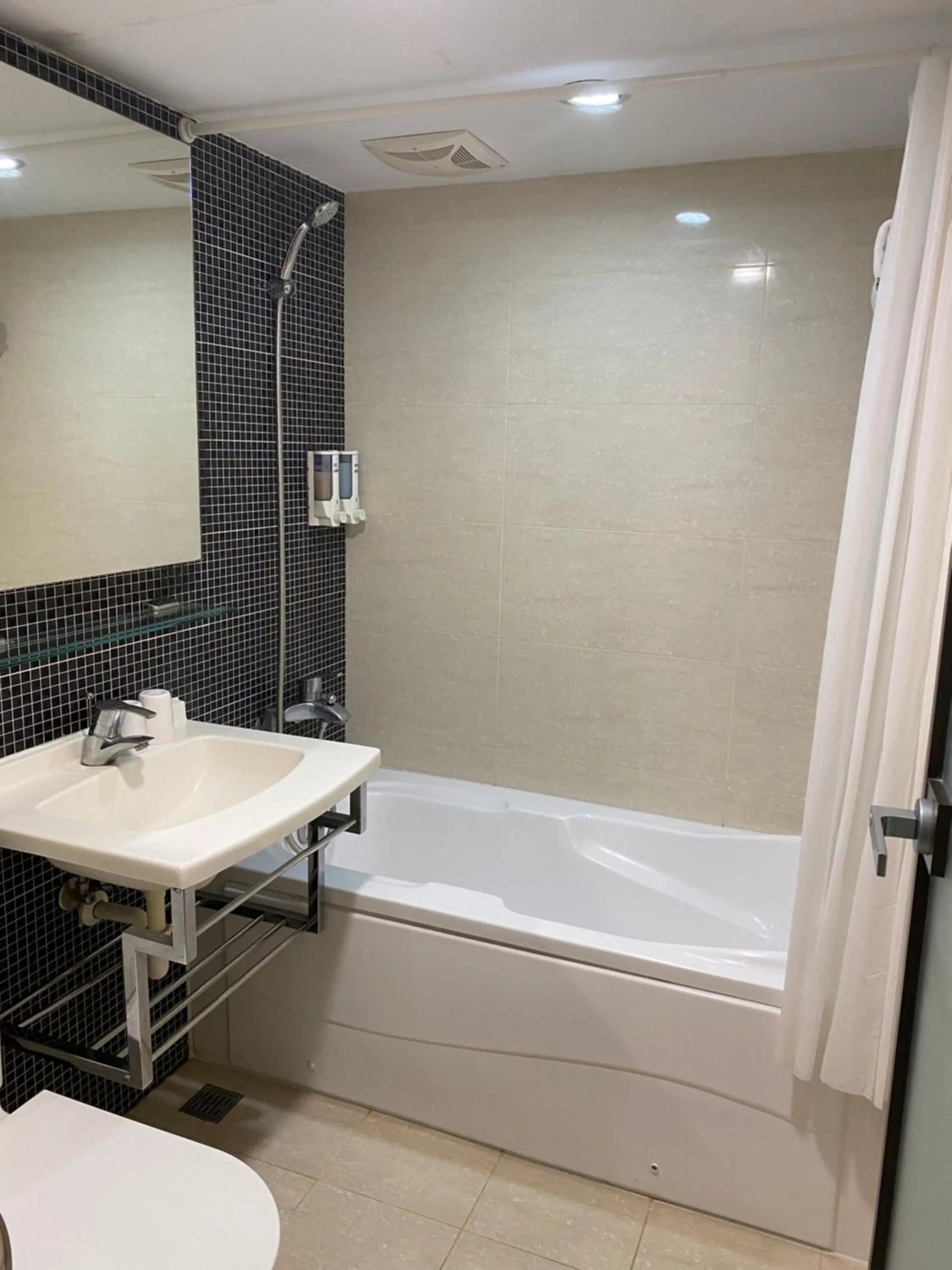 Shower in Ximen Relite Hotel