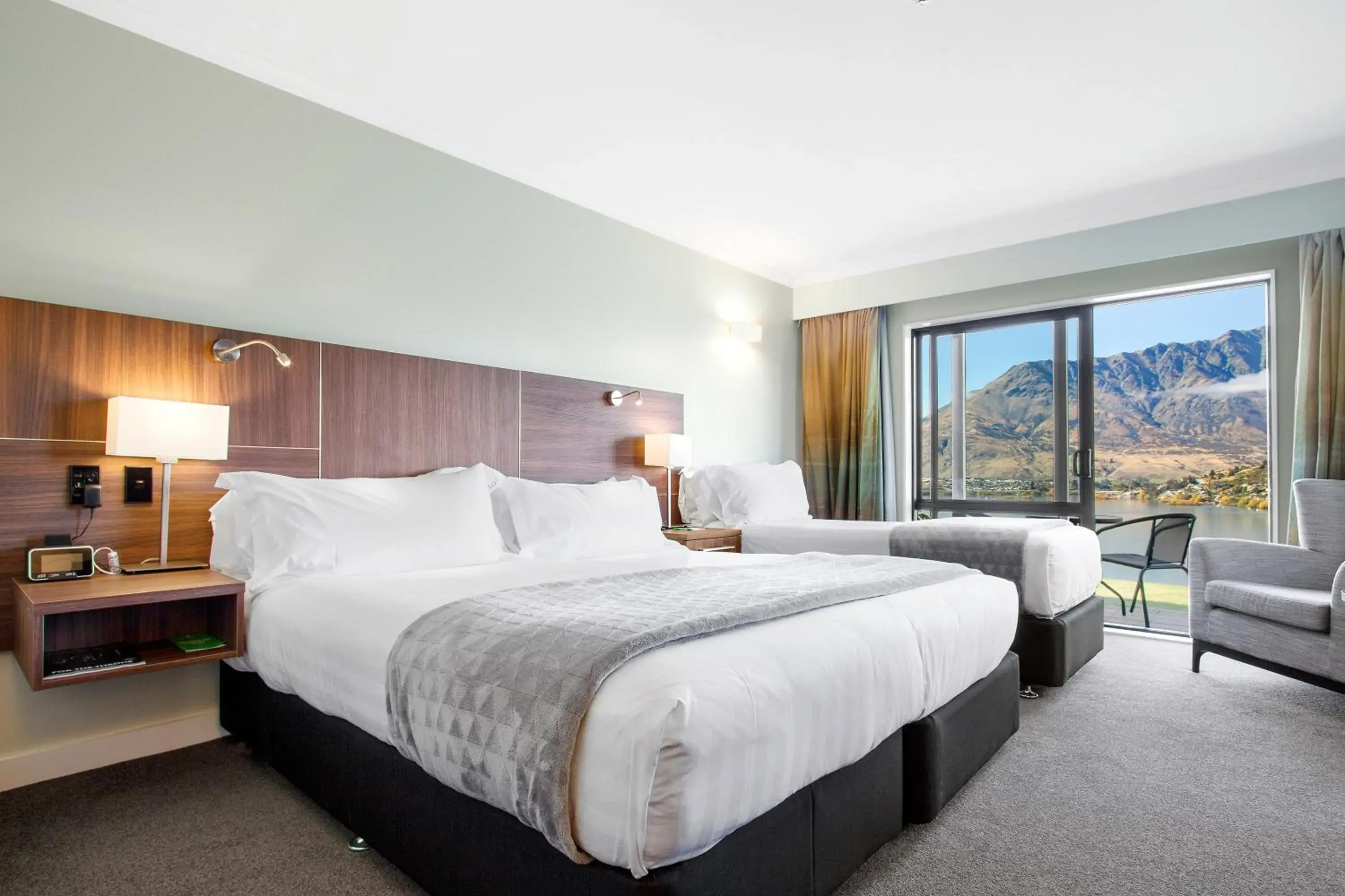 Premium Room with Lake View in Holiday Inn Queenstown Frankton Road by IHG Premium Room with Lake View in Holiday Inn Queenstown Frankton Road by IHG