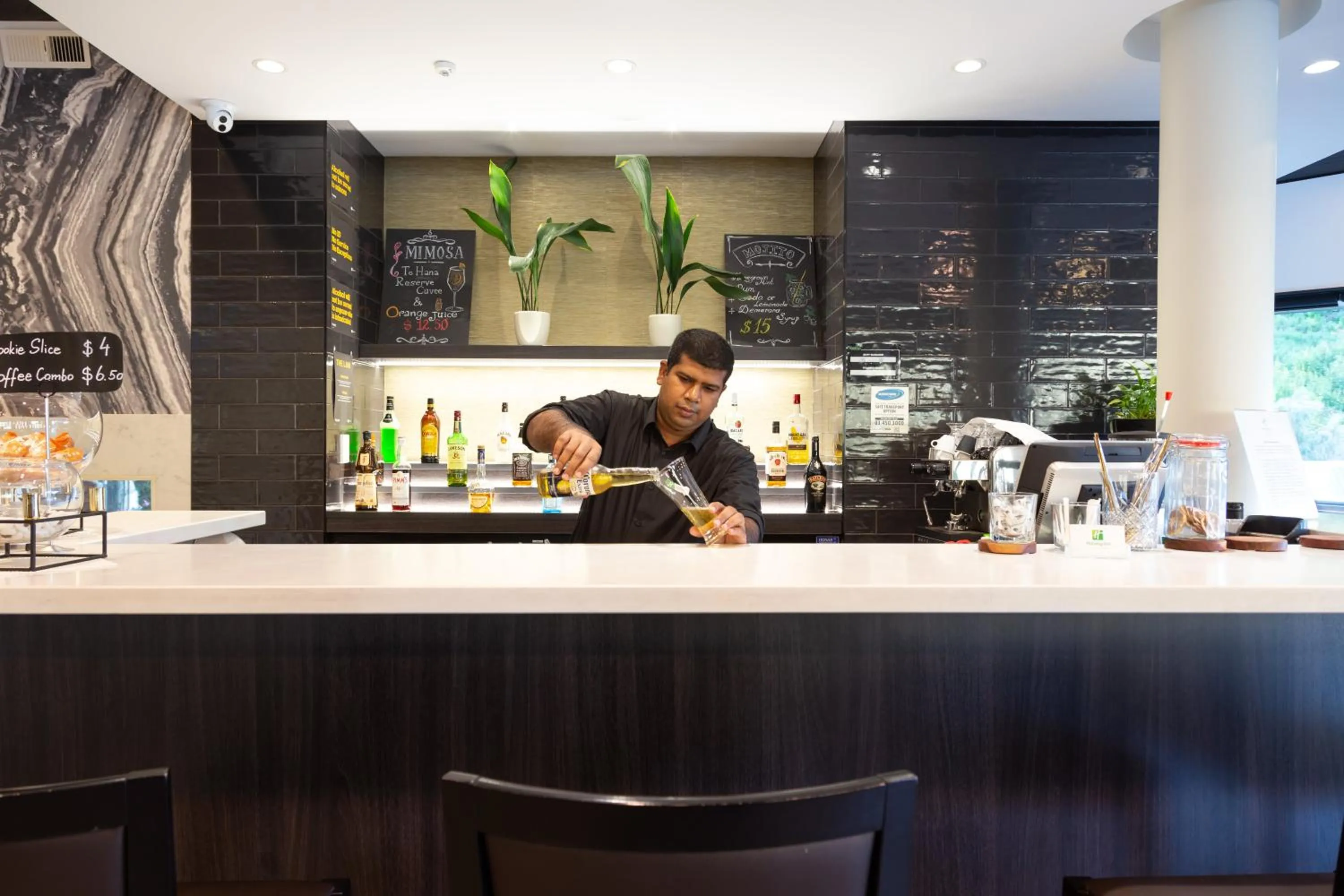 Lounge or bar in Holiday Inn Queenstown Frankton Road by IHG