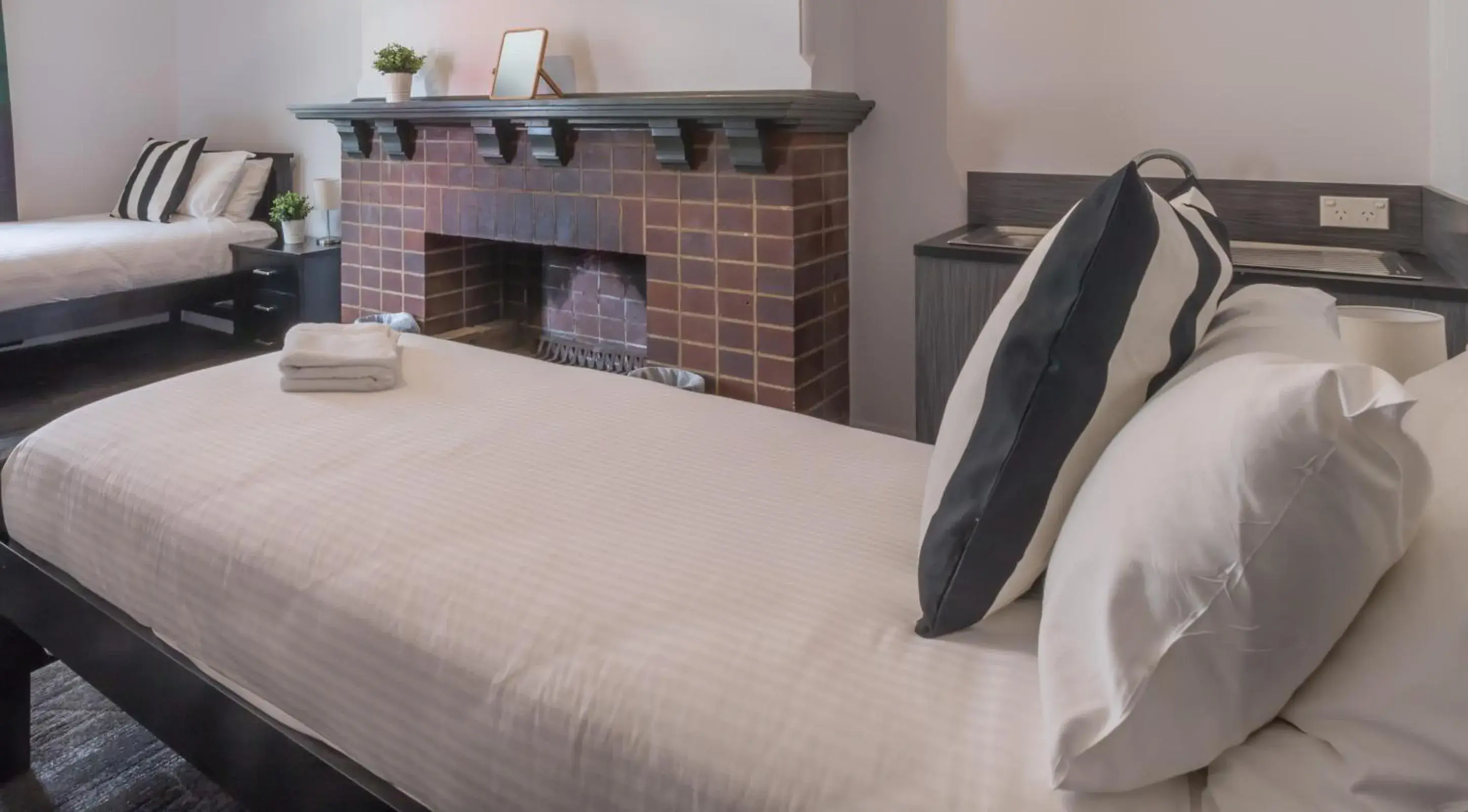 Twin Room with Shared Bathroom in Royal Hotel Ryde Twin Room with Shared Bathroom in Royal Hotel Ryde