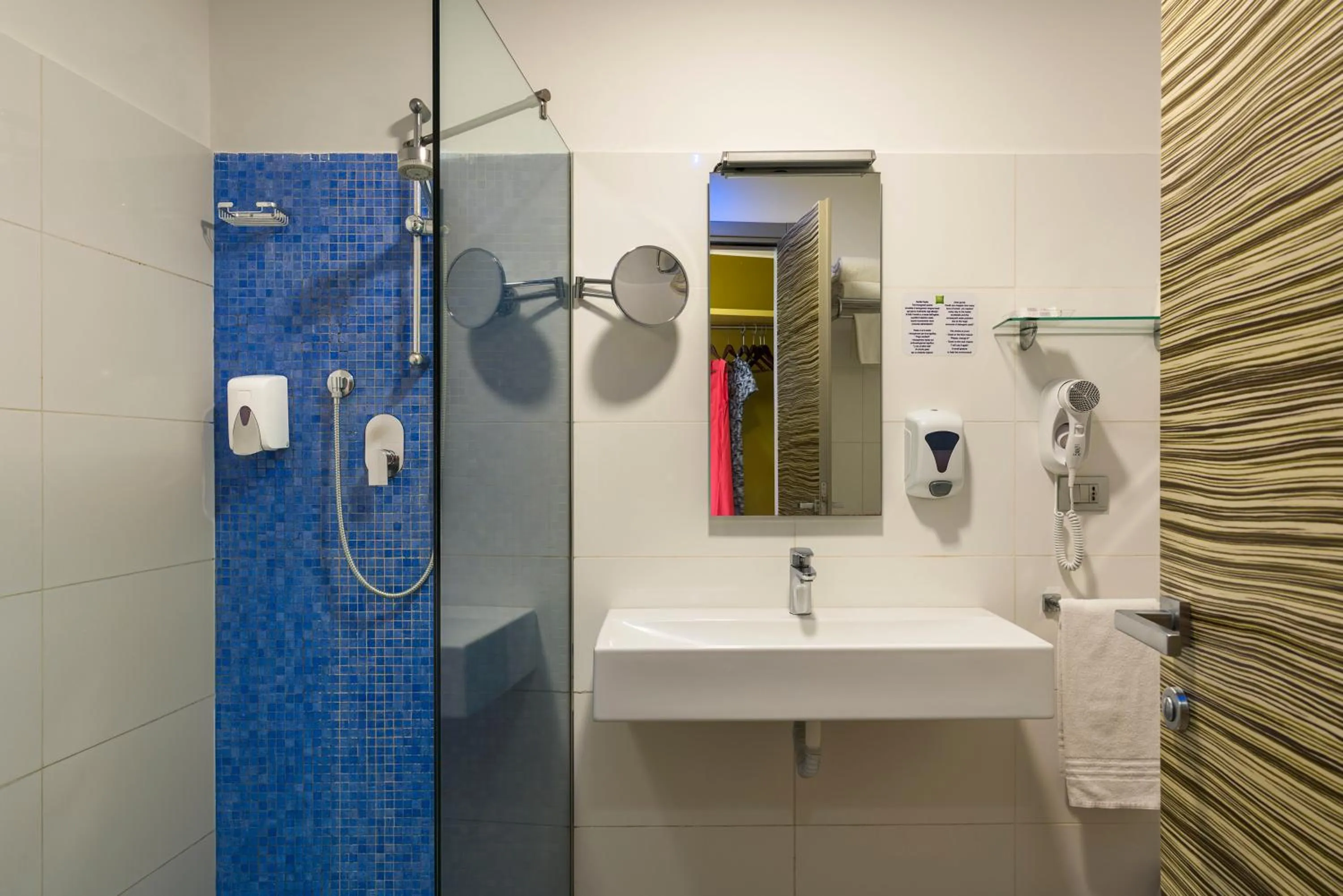 Shower in ibis Styles Catania Acireale