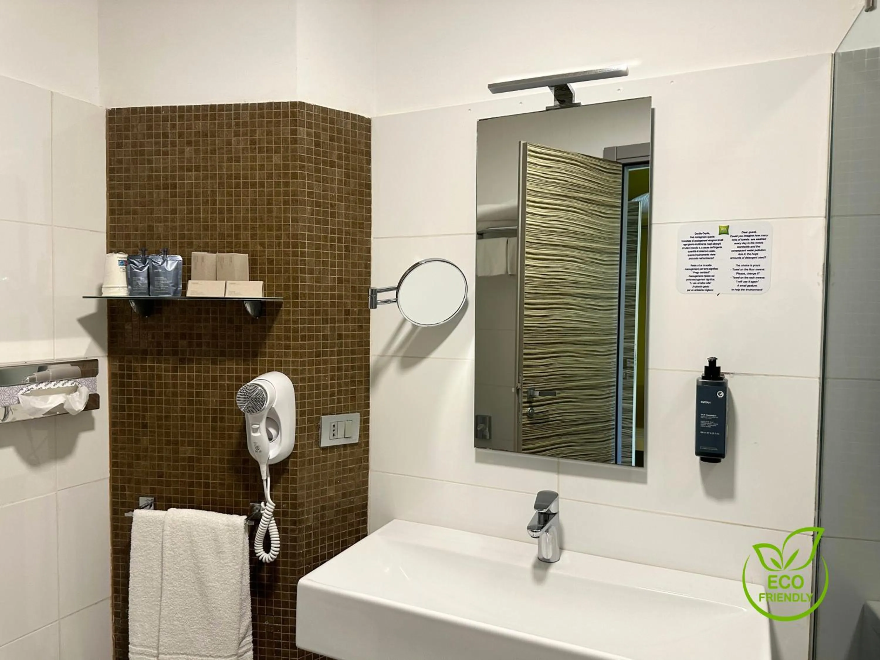 Shower in ibis Styles Catania Acireale