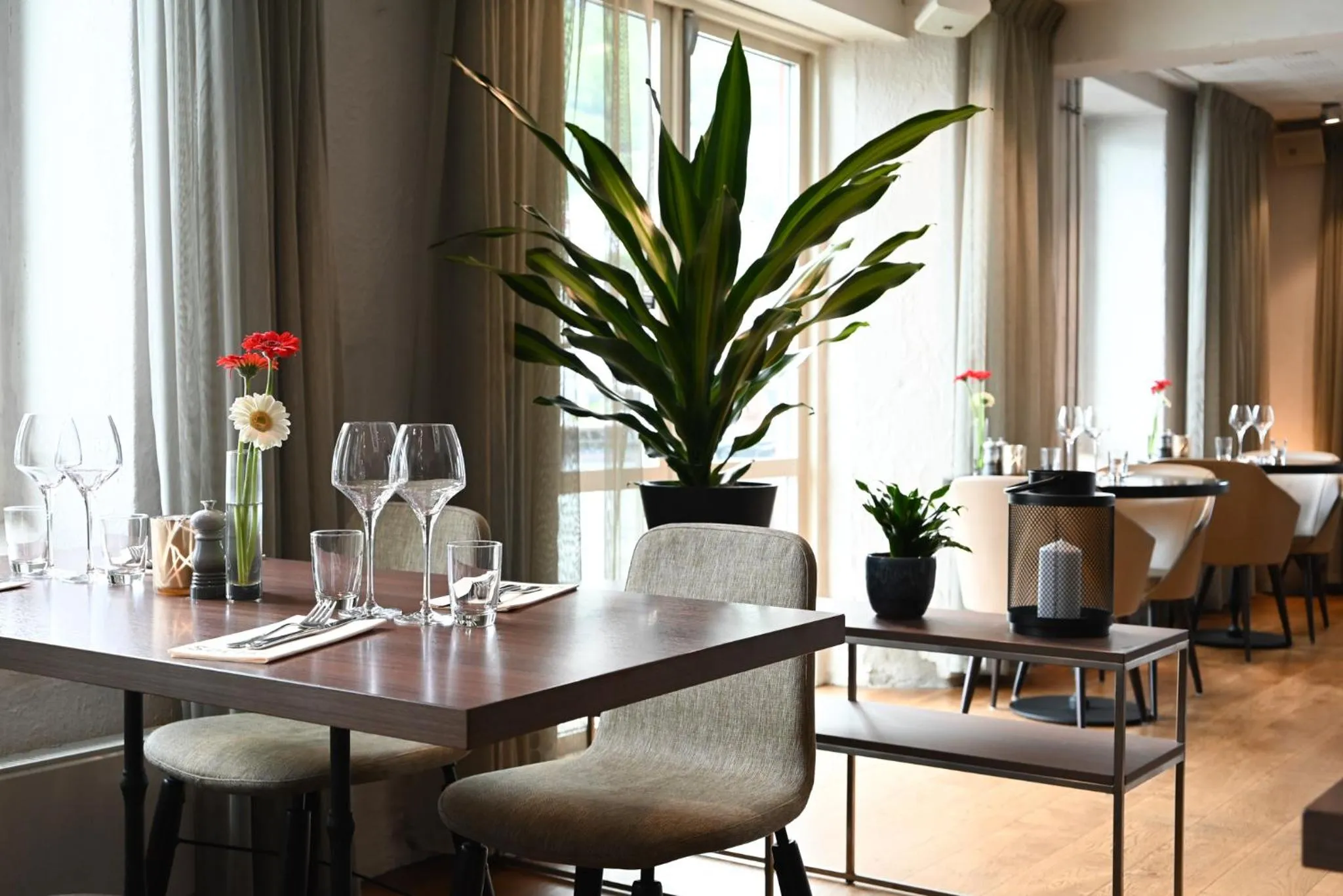 Restaurant/places to eat in Clarion Hotel Admiral