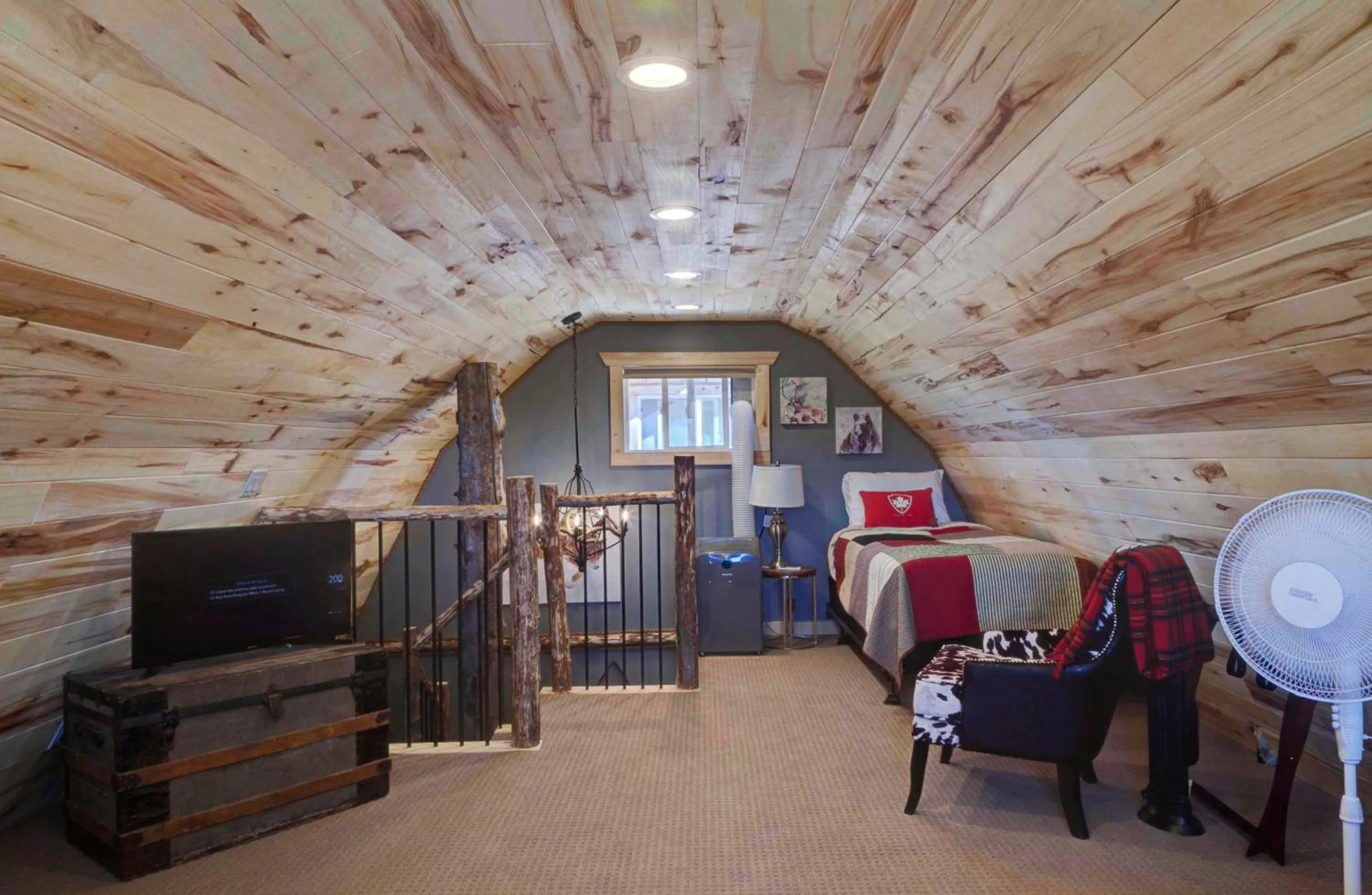 Communal lounge/ TV room, Bed in Mountain Haven Cabins