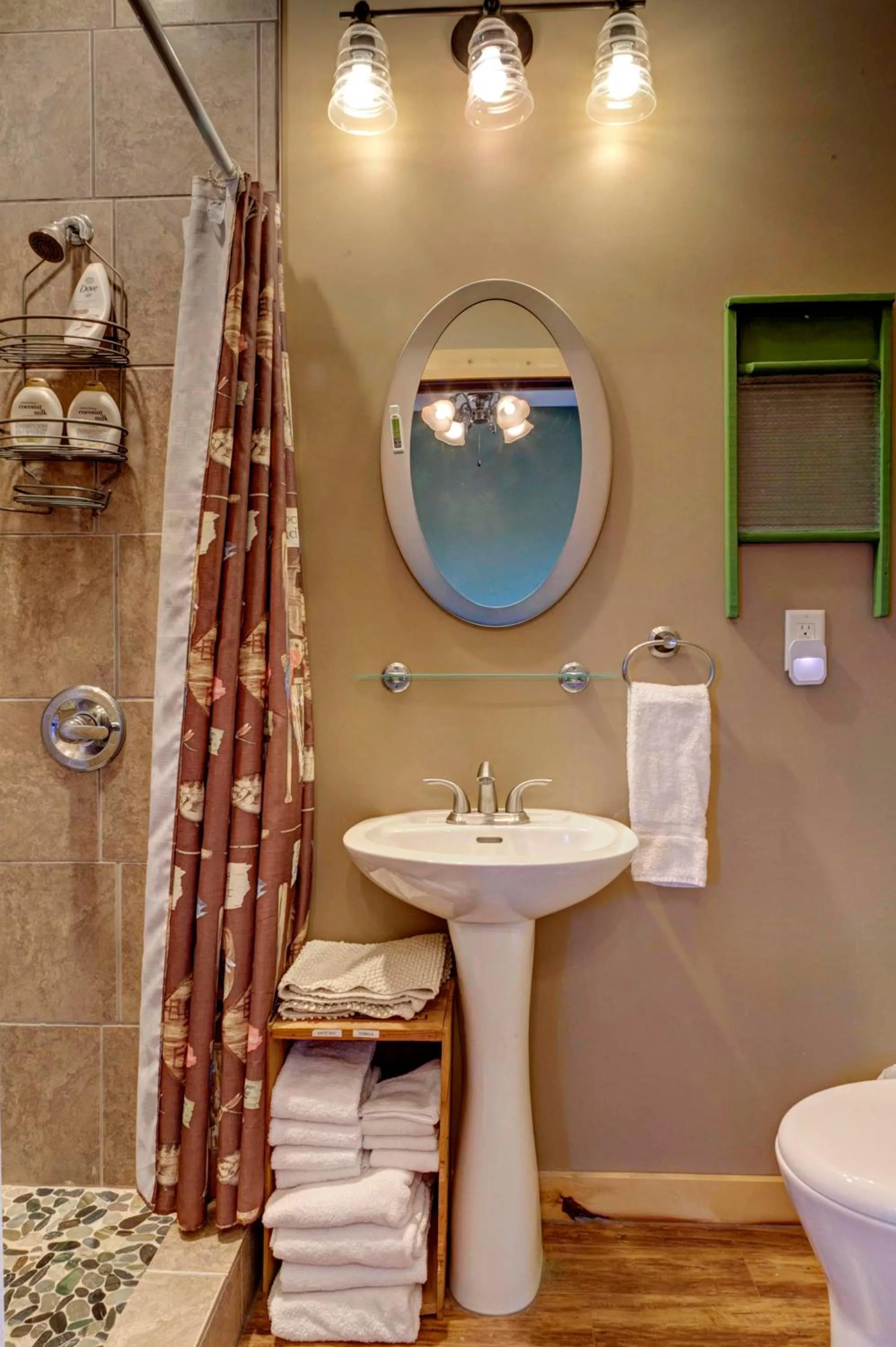 Photo of the whole room in Mountain Haven Cabins