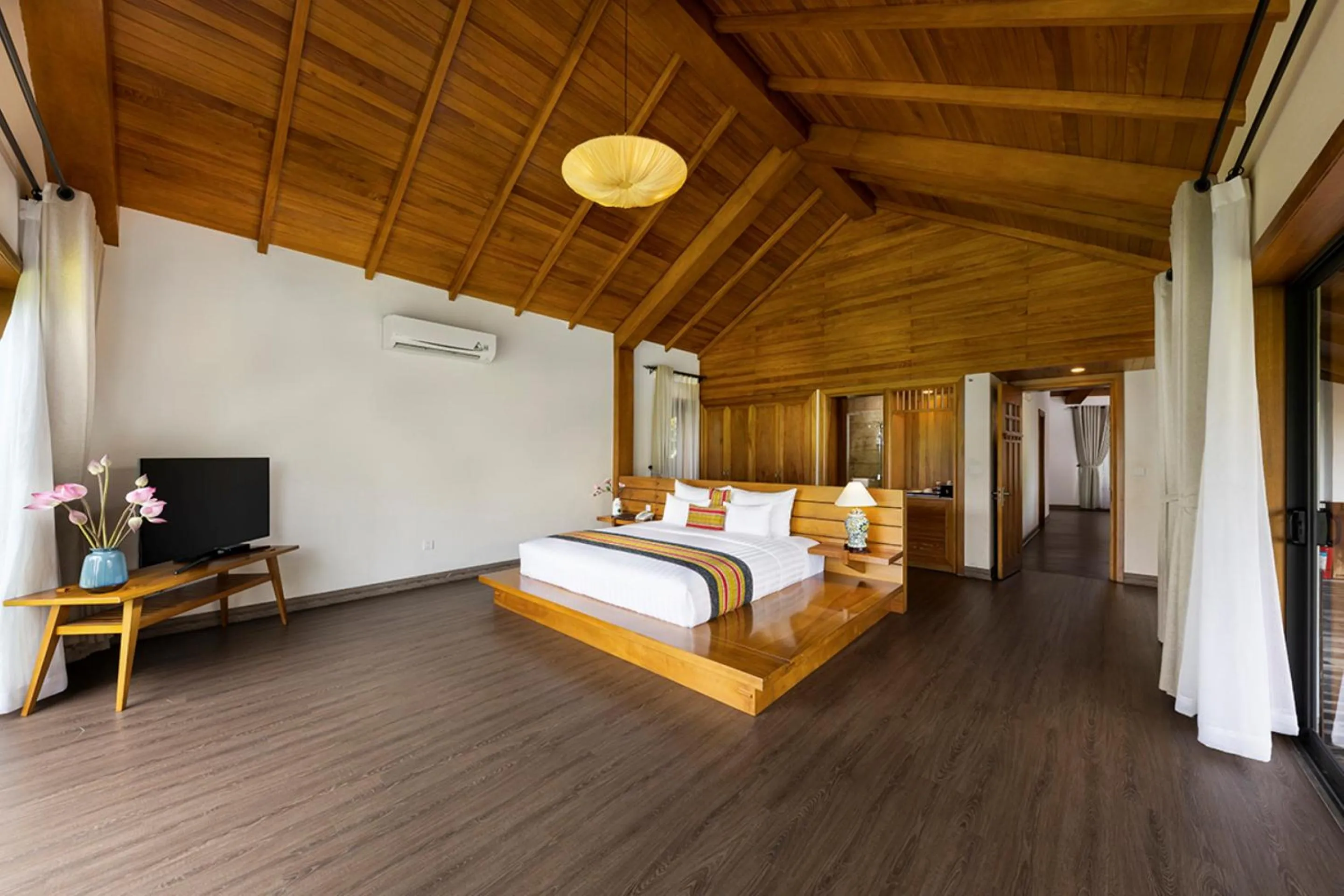 Bedroom, Bed in Serena Kim Boi Resort - Hoa Binh
