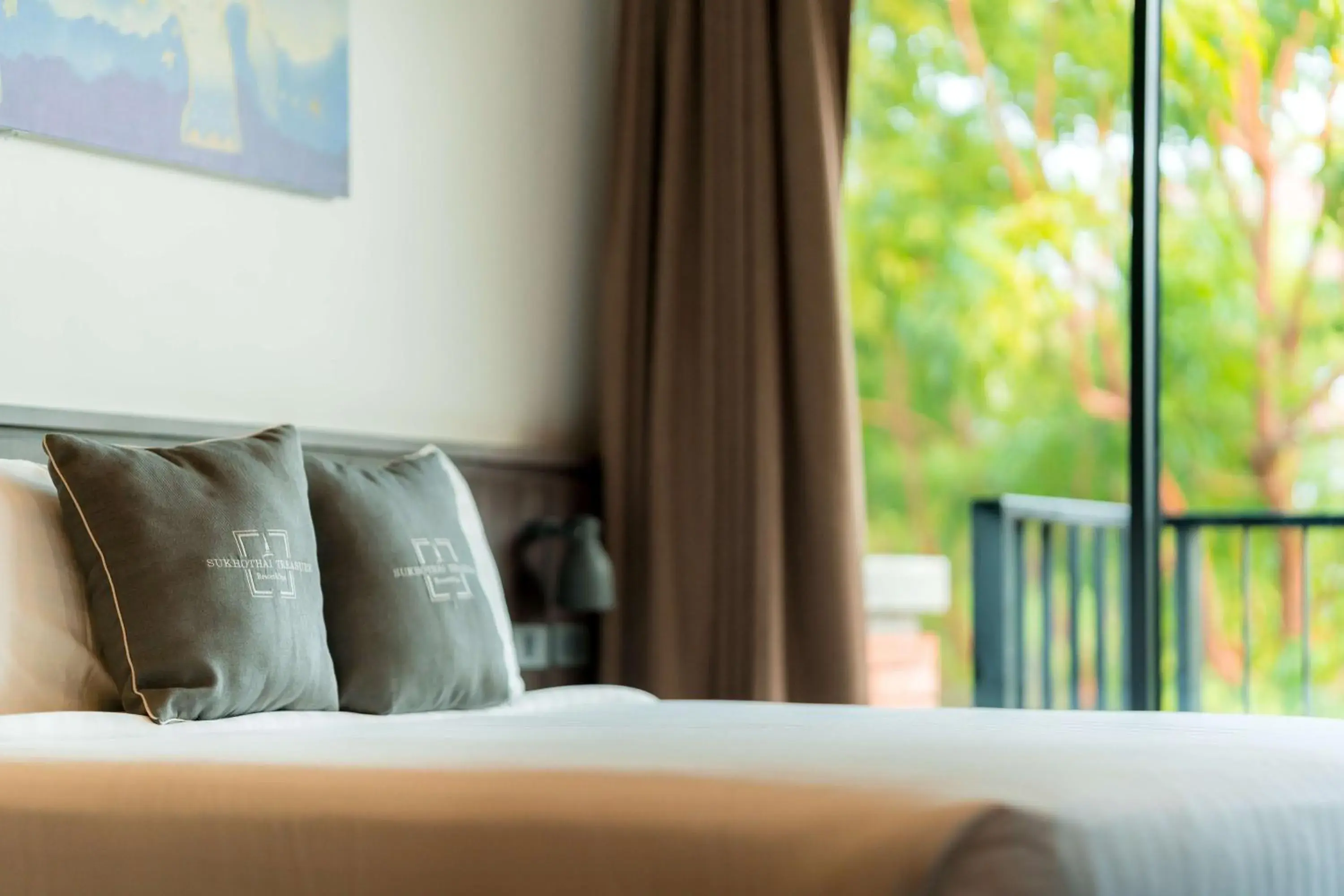 Coffee/tea facilities, Bed in Sukhothai Treasure Resort & Spa Coffee/tea facilities, Bed in Sukhothai Treasure Resort & Spa