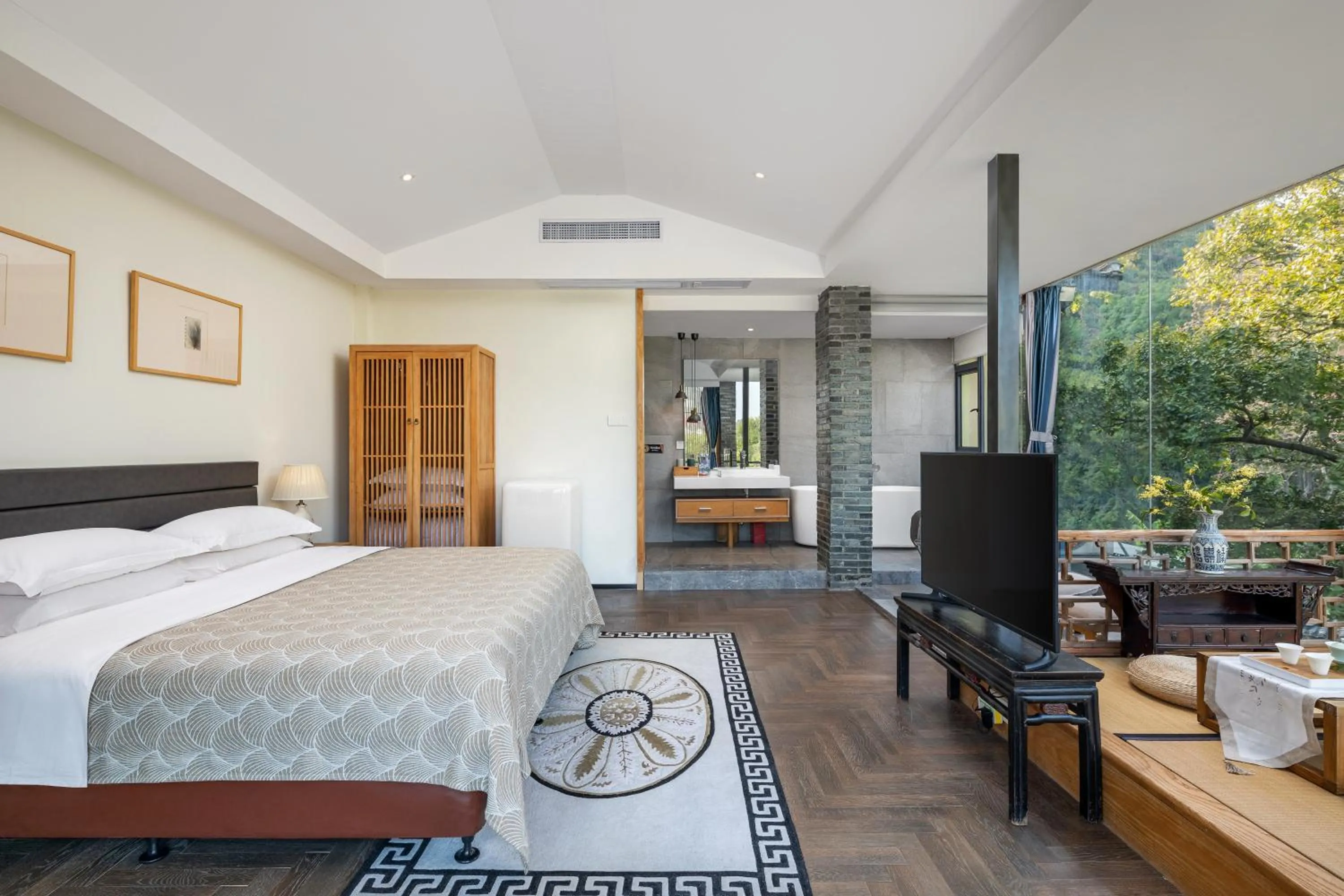 Bed in Guilin HeShe Lakeside Resort