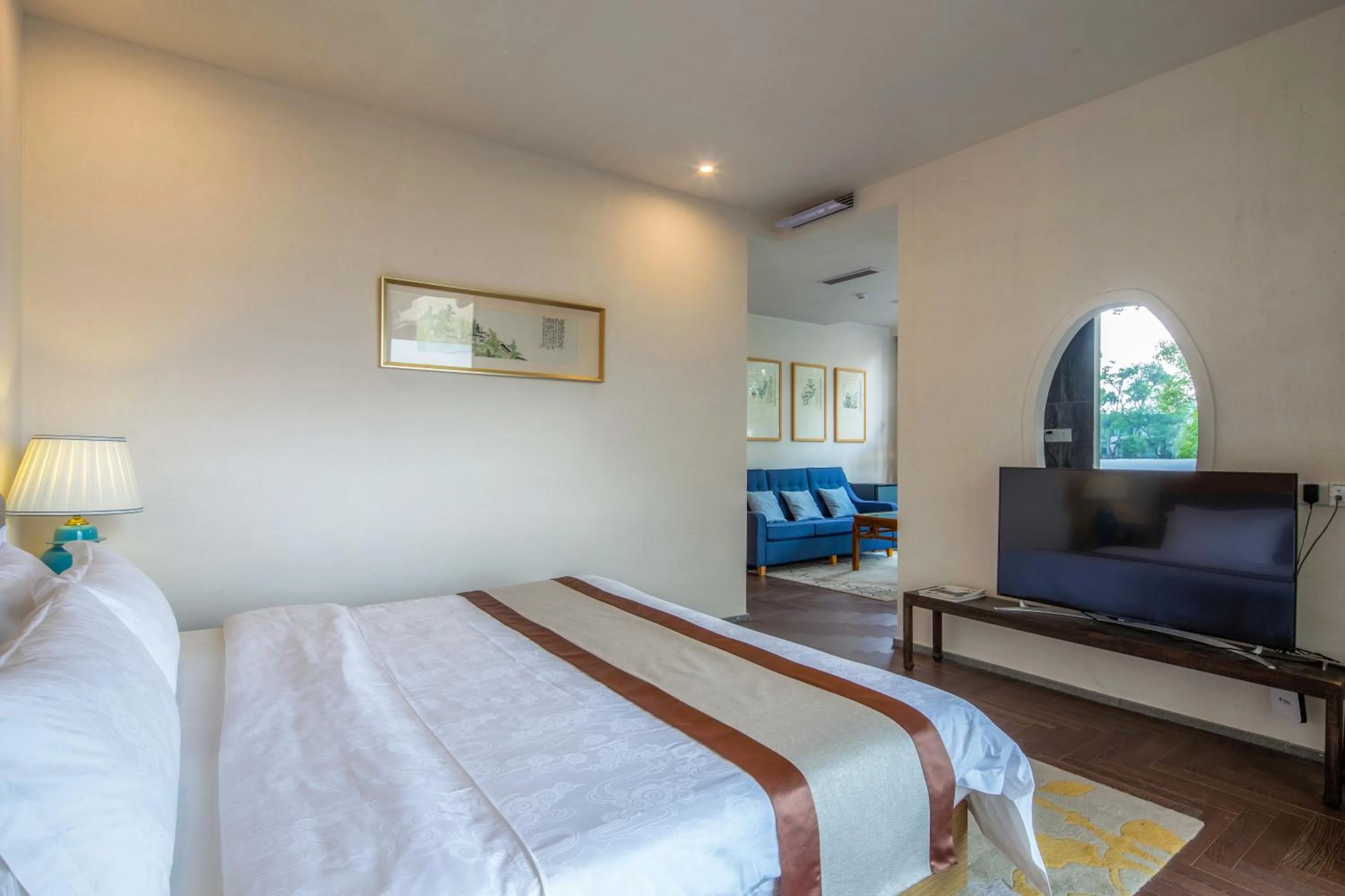 Photo of the whole room, Bed in Guilin HeShe Lakeside Resort