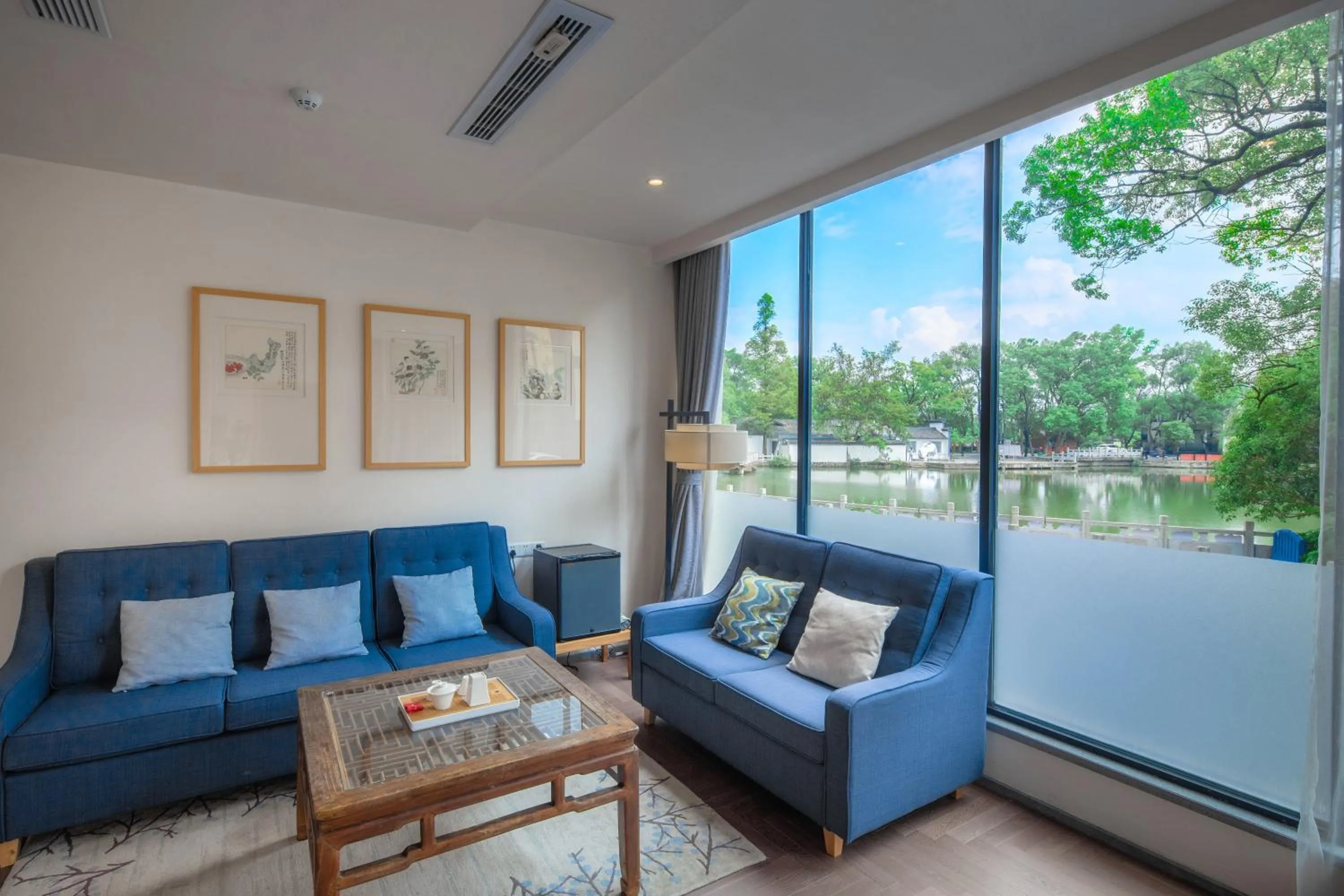 Seating area in Guilin HeShe Lakeside Resort