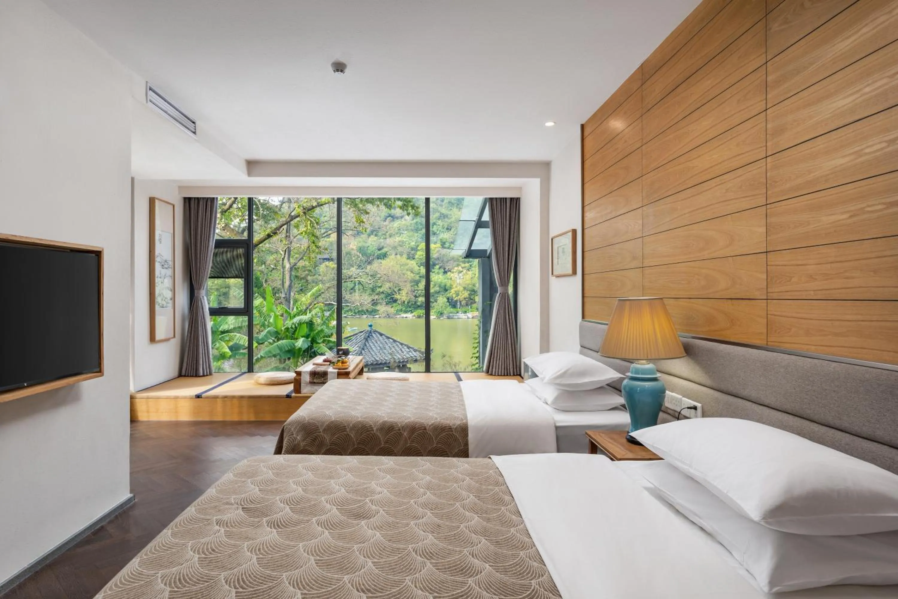 Photo of the whole room, Bed in Guilin HeShe Lakeside Resort