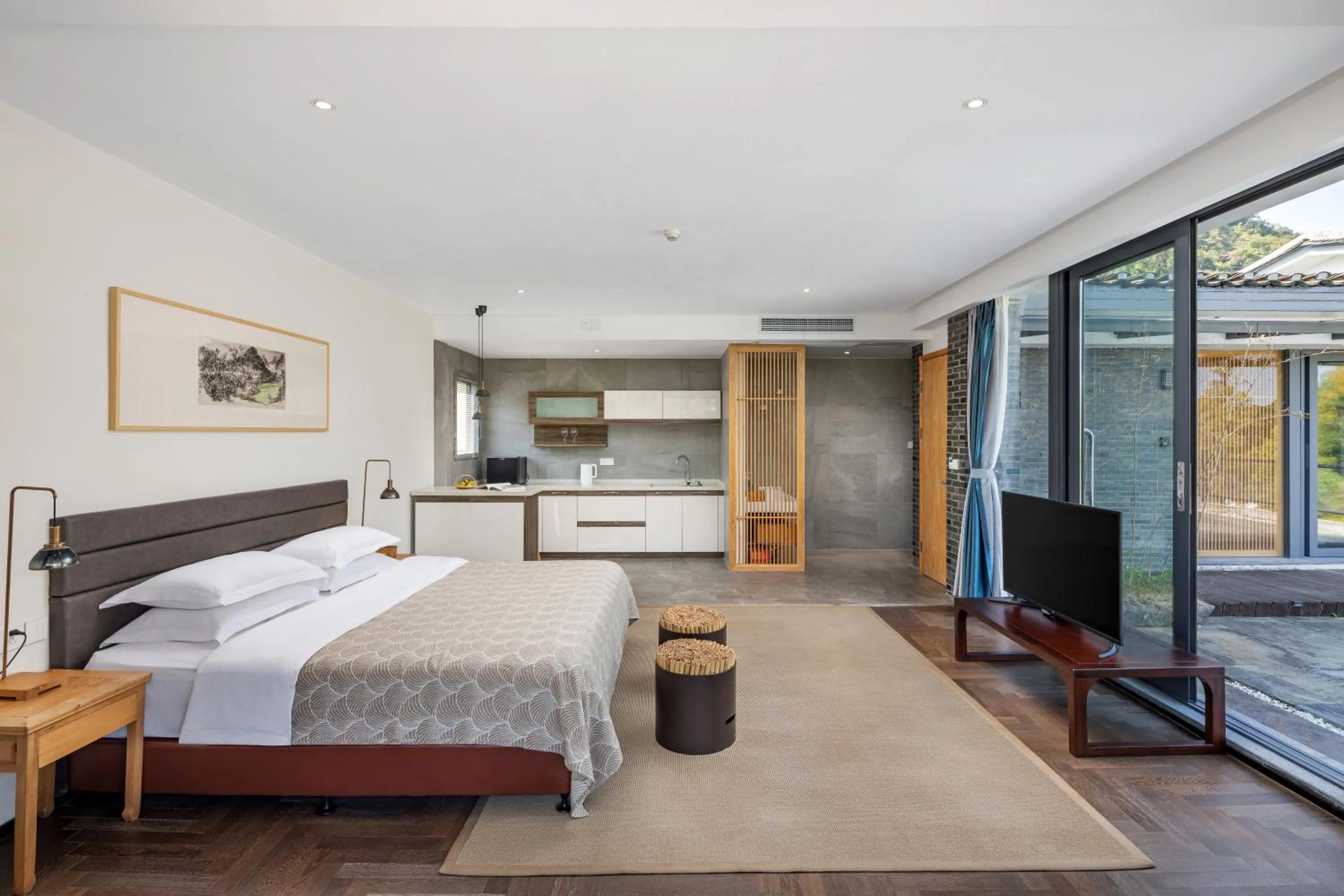 Photo of the whole room, Bed in Guilin HeShe Lakeside Resort