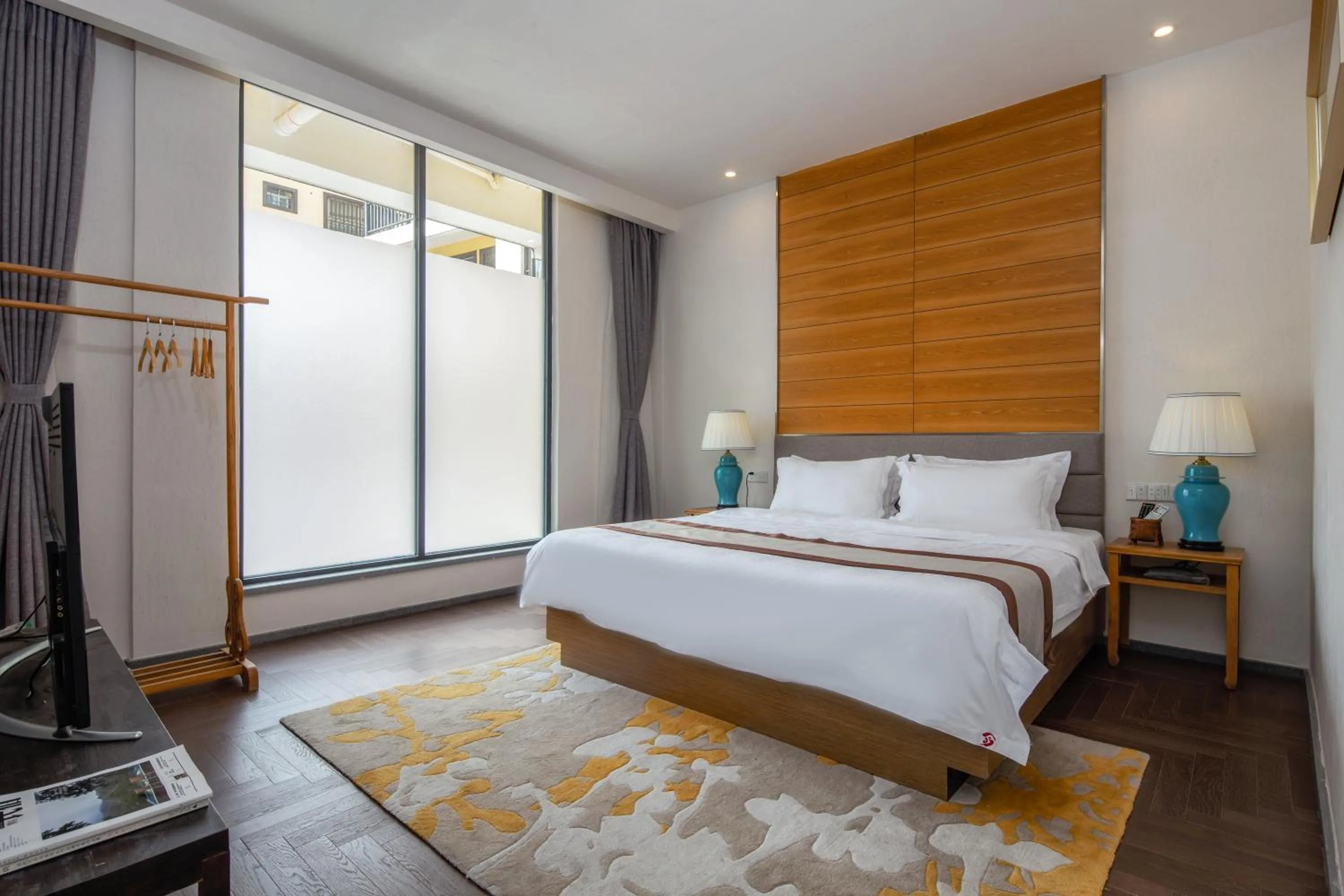Photo of the whole room, Bed in Guilin HeShe Lakeside Resort