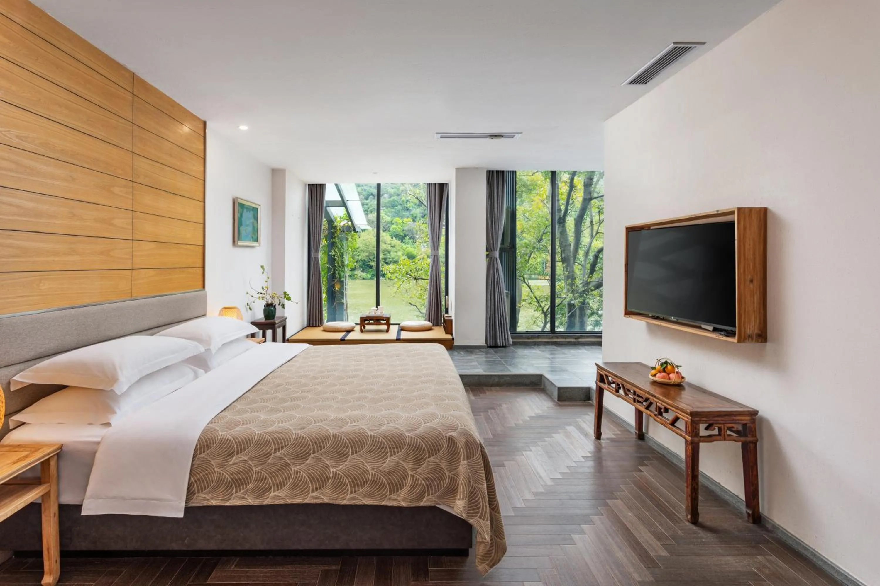 Photo of the whole room, Bed in Guilin HeShe Lakeside Resort