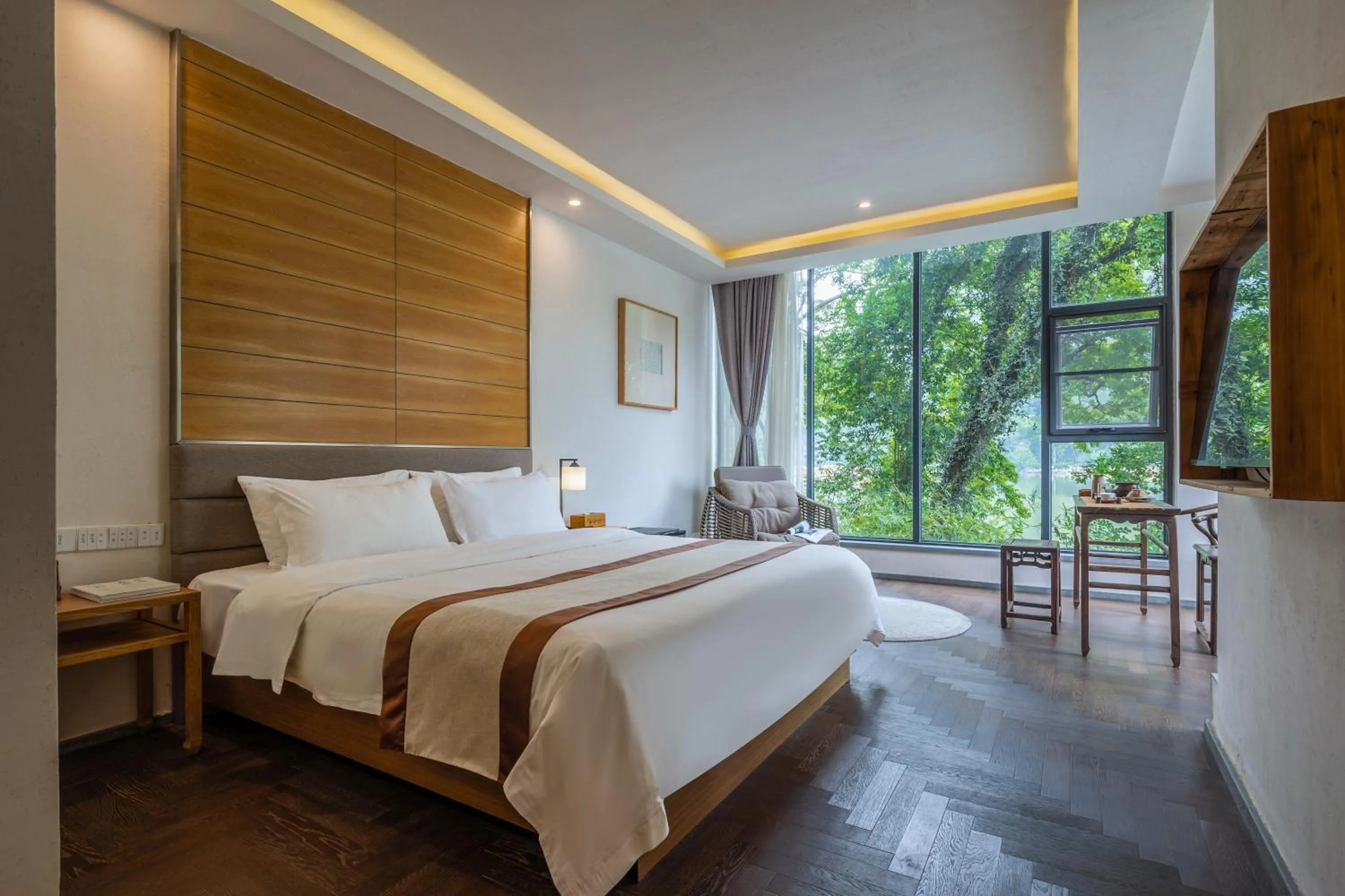 Photo of the whole room, Bed in Guilin HeShe Lakeside Resort