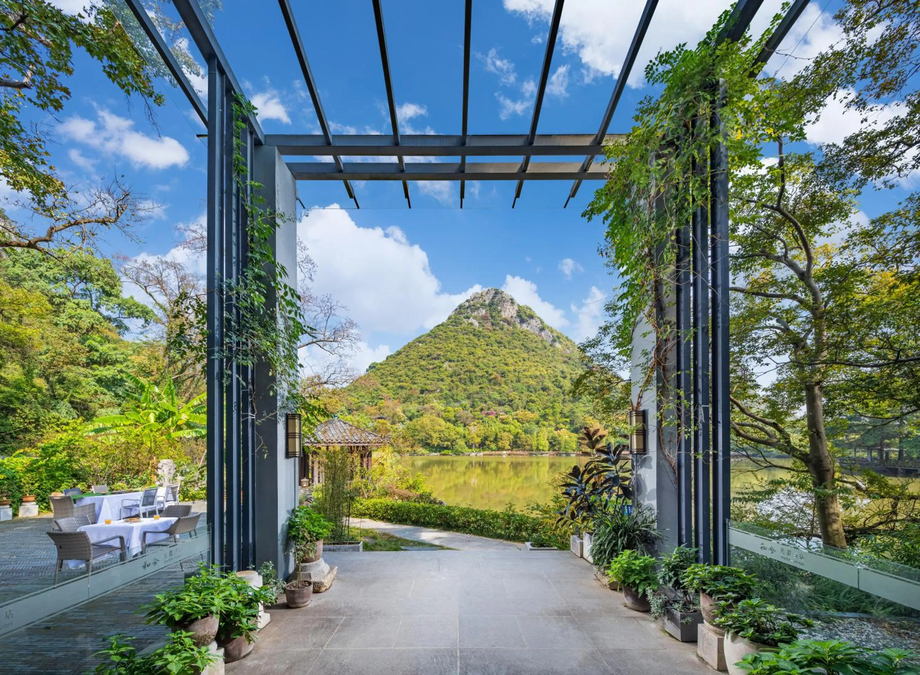 Property building in Guilin HeShe Lakeside Resort