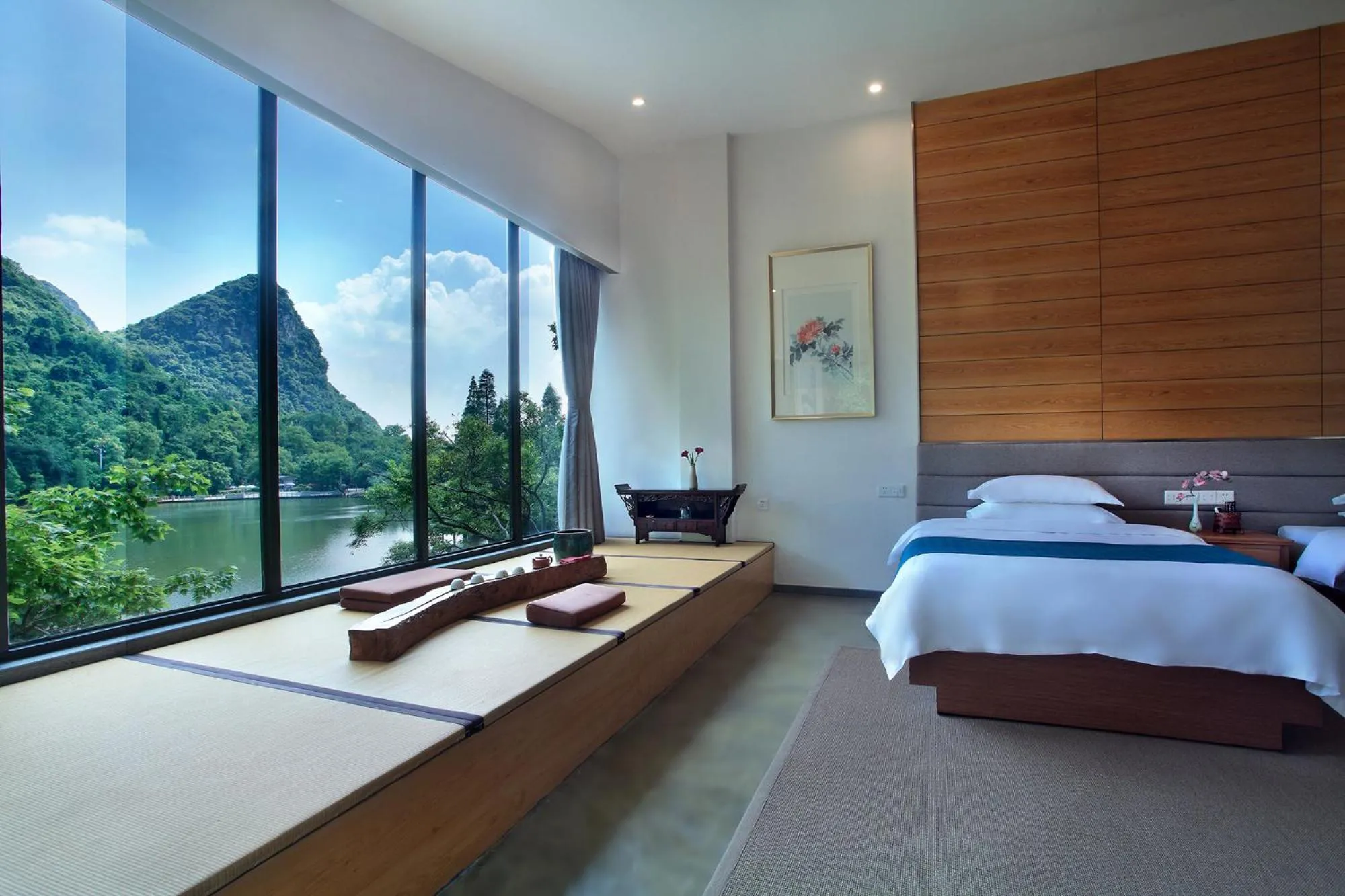 Lake view, Bed in Guilin HeShe Lakeside Resort