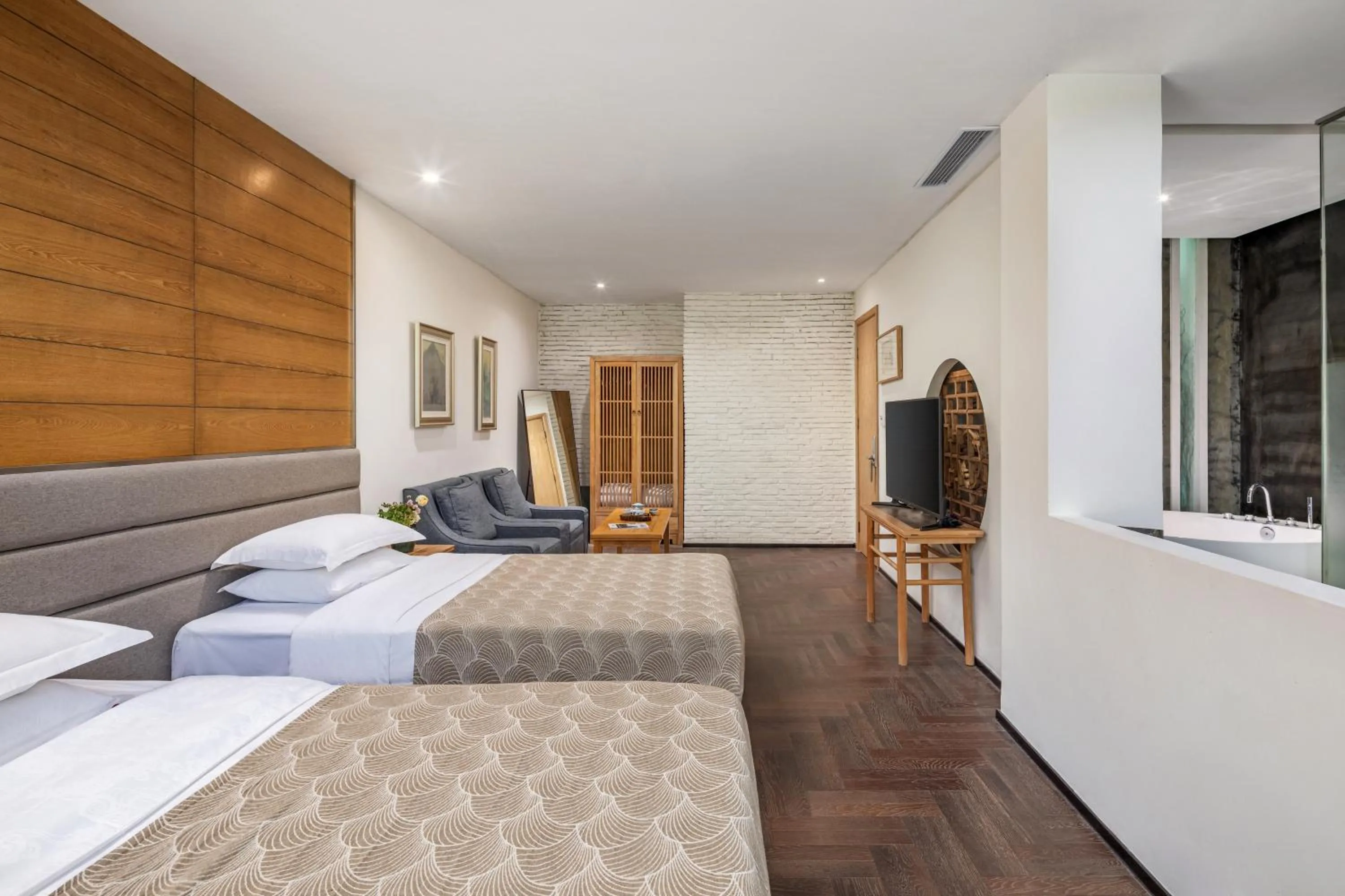 Photo of the whole room, Bed in Guilin HeShe Lakeside Resort