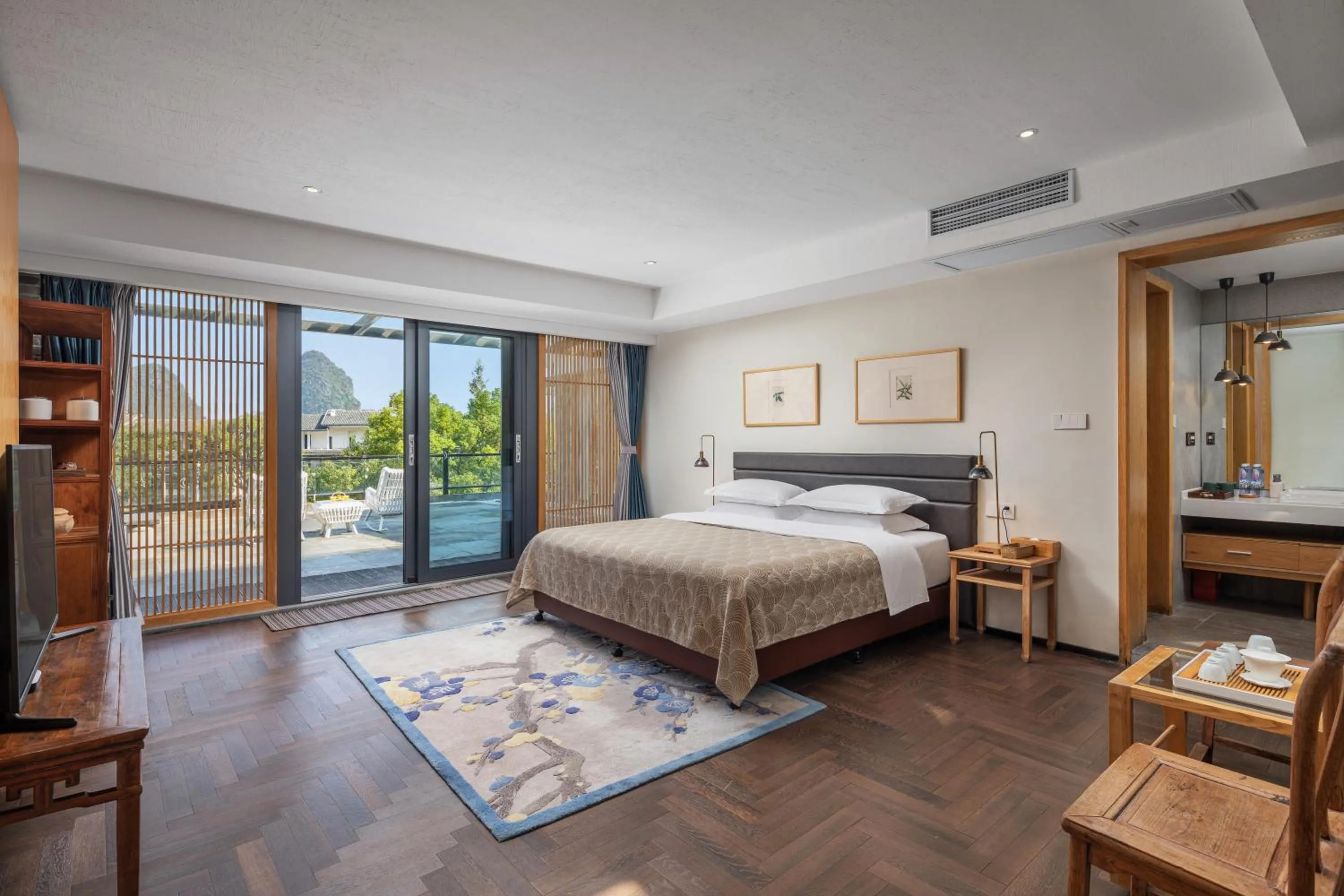 Photo of the whole room, Bed in Guilin HeShe Lakeside Resort