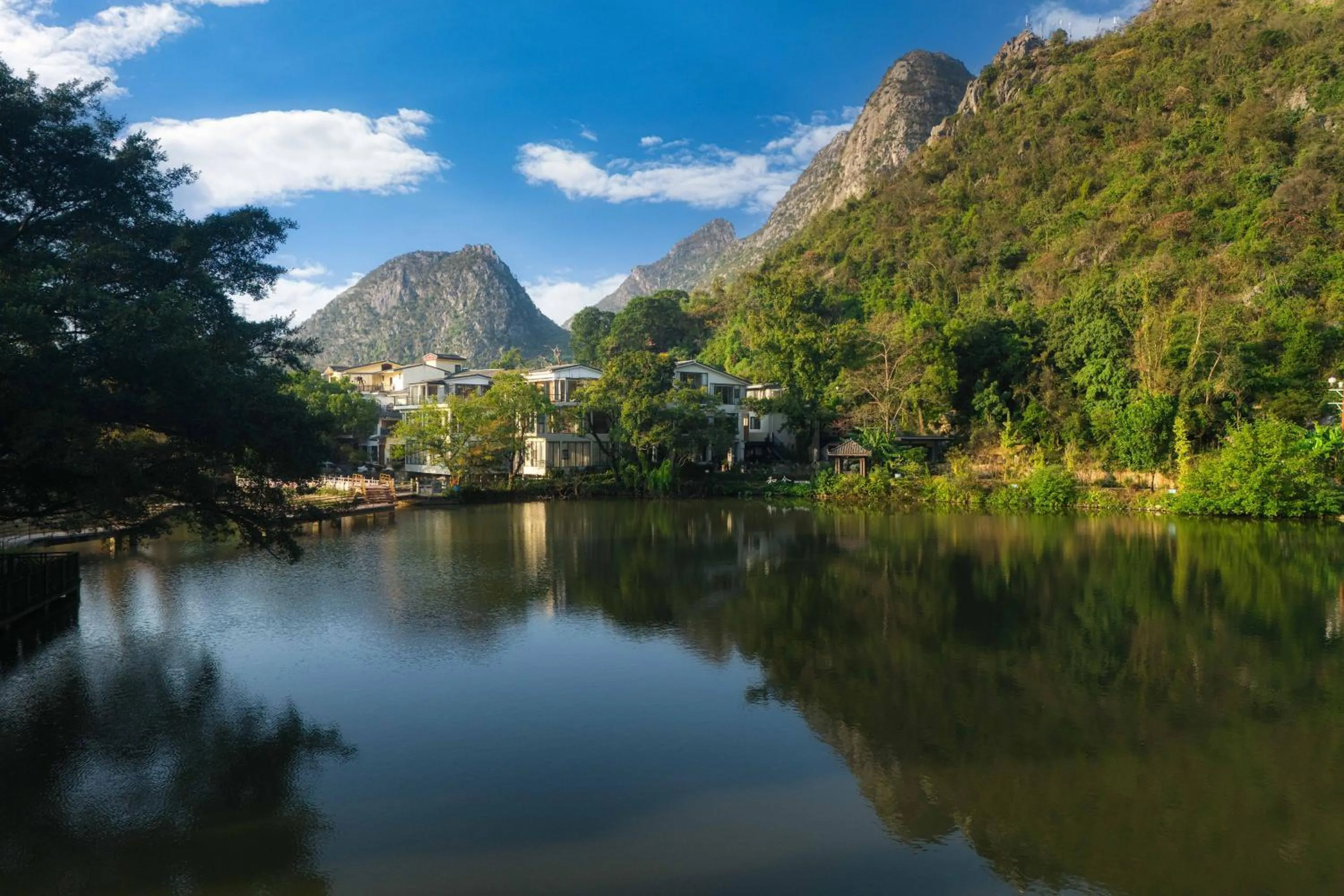 Property building in Guilin HeShe Lakeside Resort