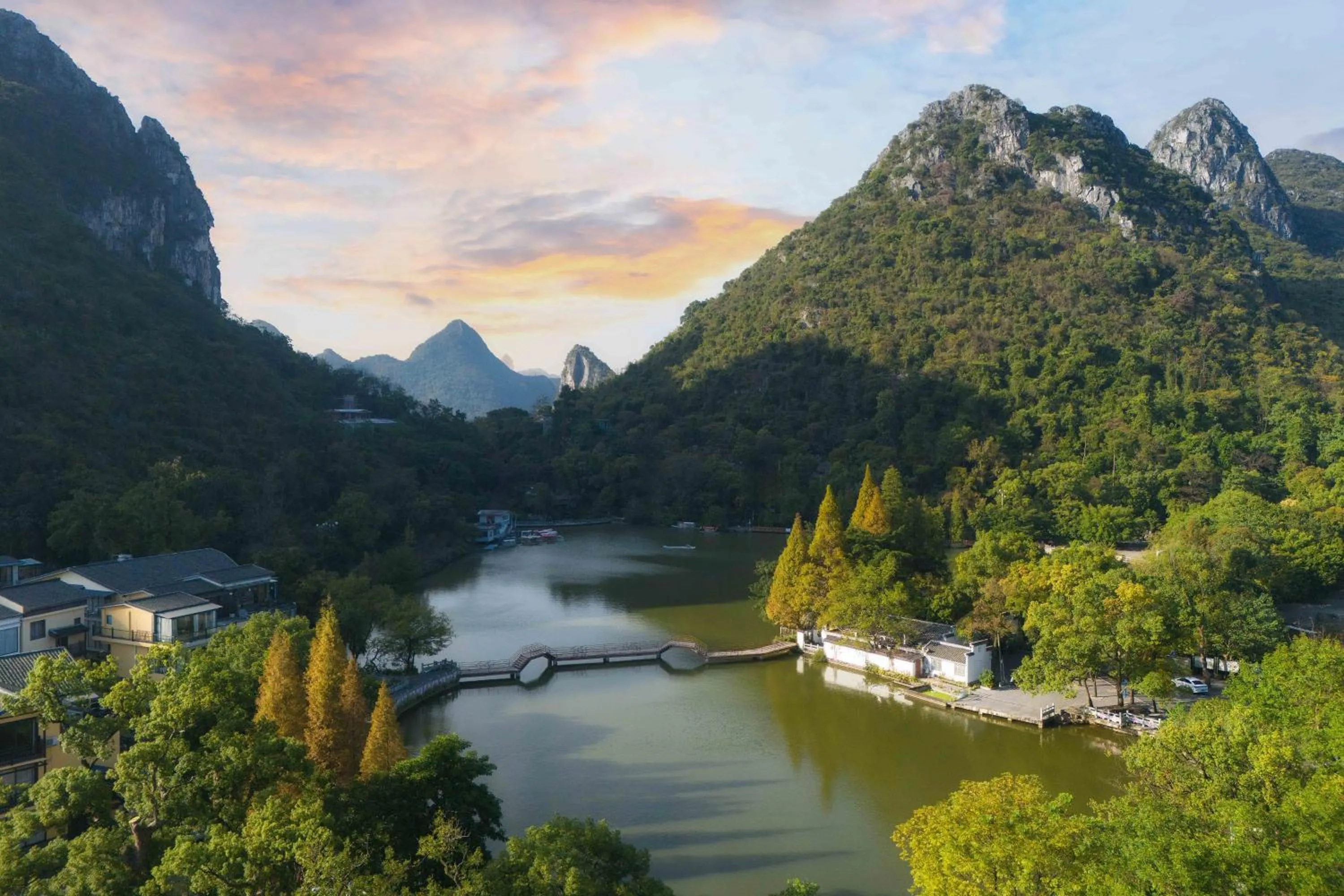 Property building in Guilin HeShe Lakeside Resort