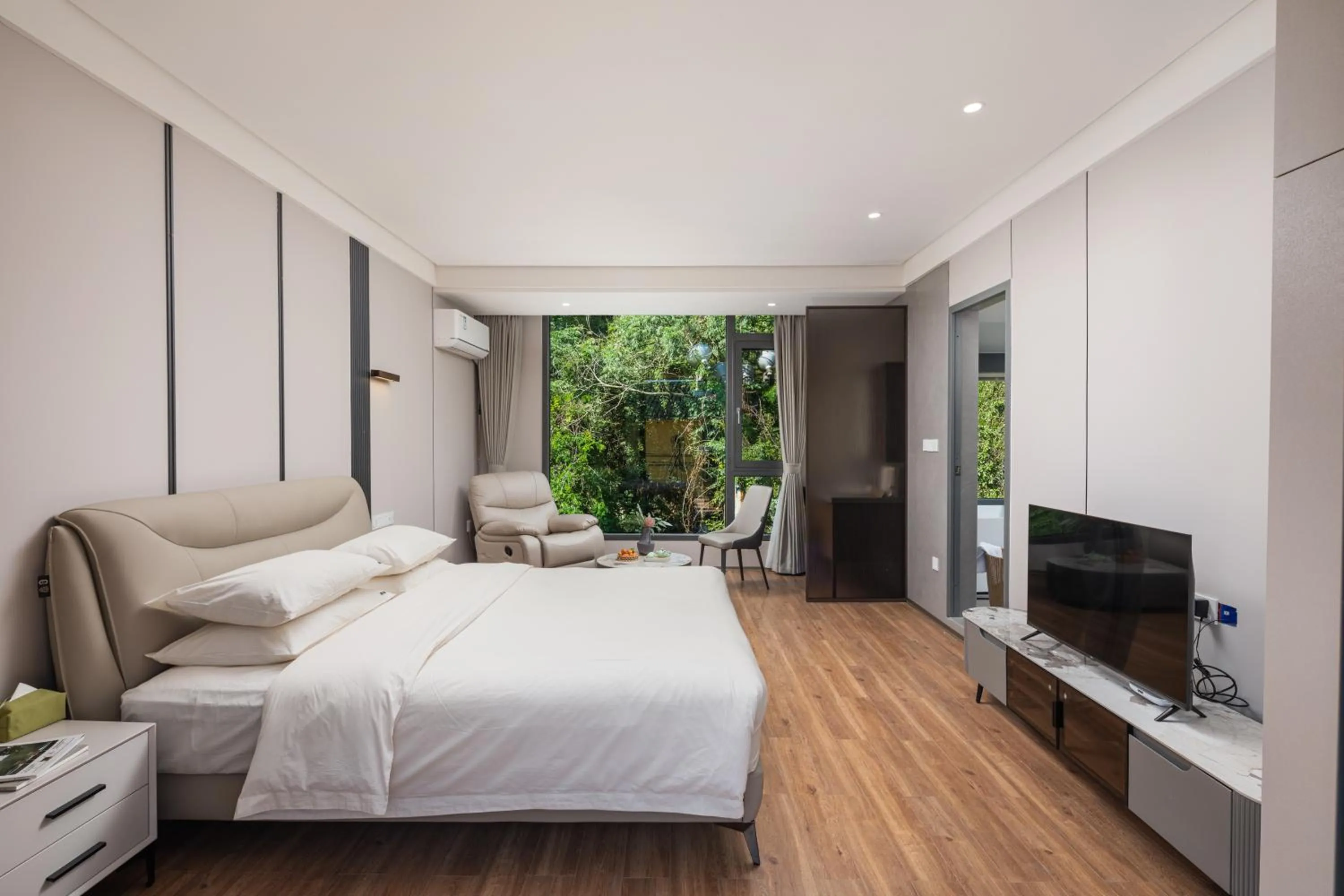 Photo of the whole room, Bed in Guilin HeShe Lakeside Resort