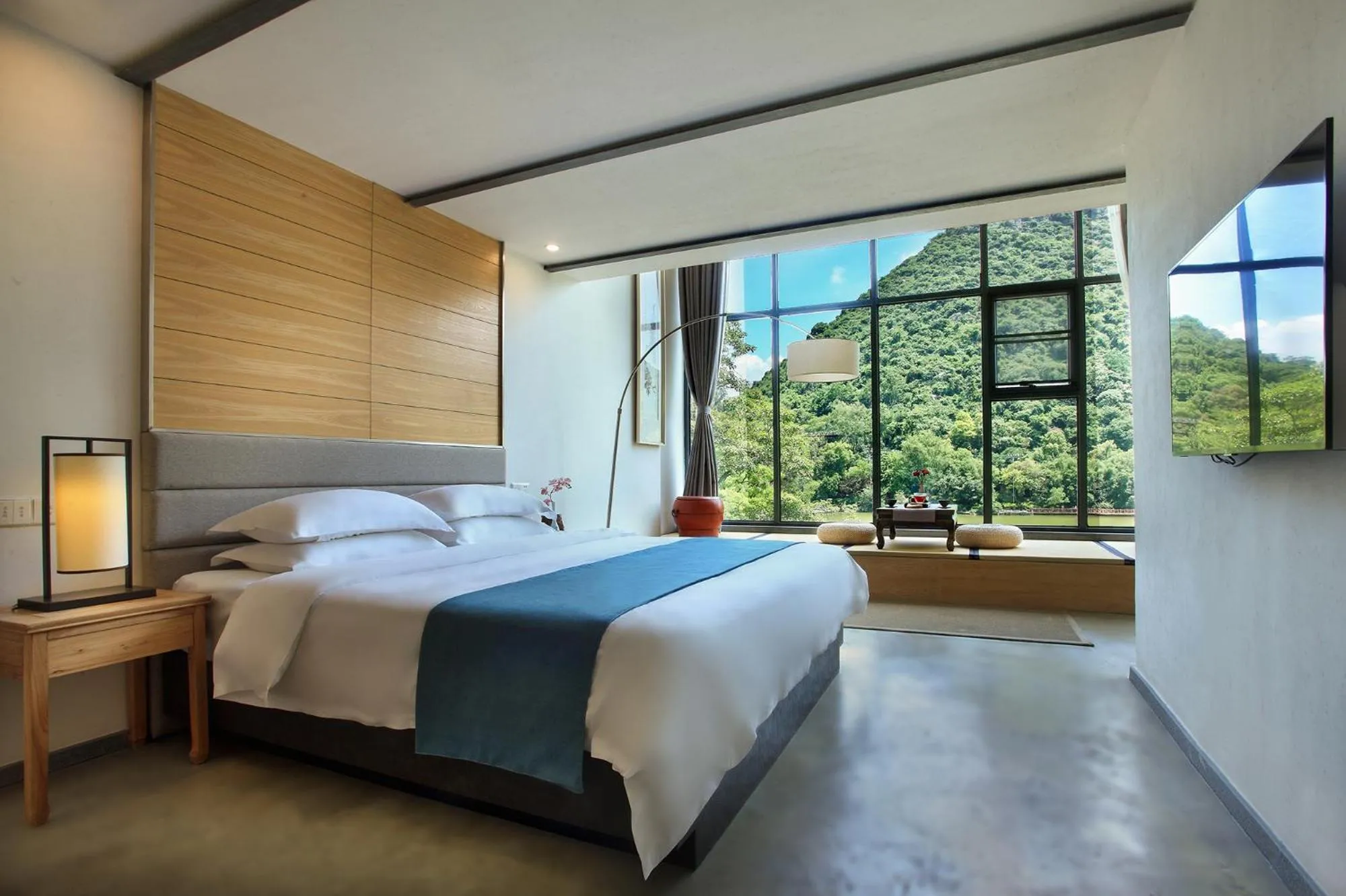 Lake view, Bed in Guilin HeShe Lakeside Resort