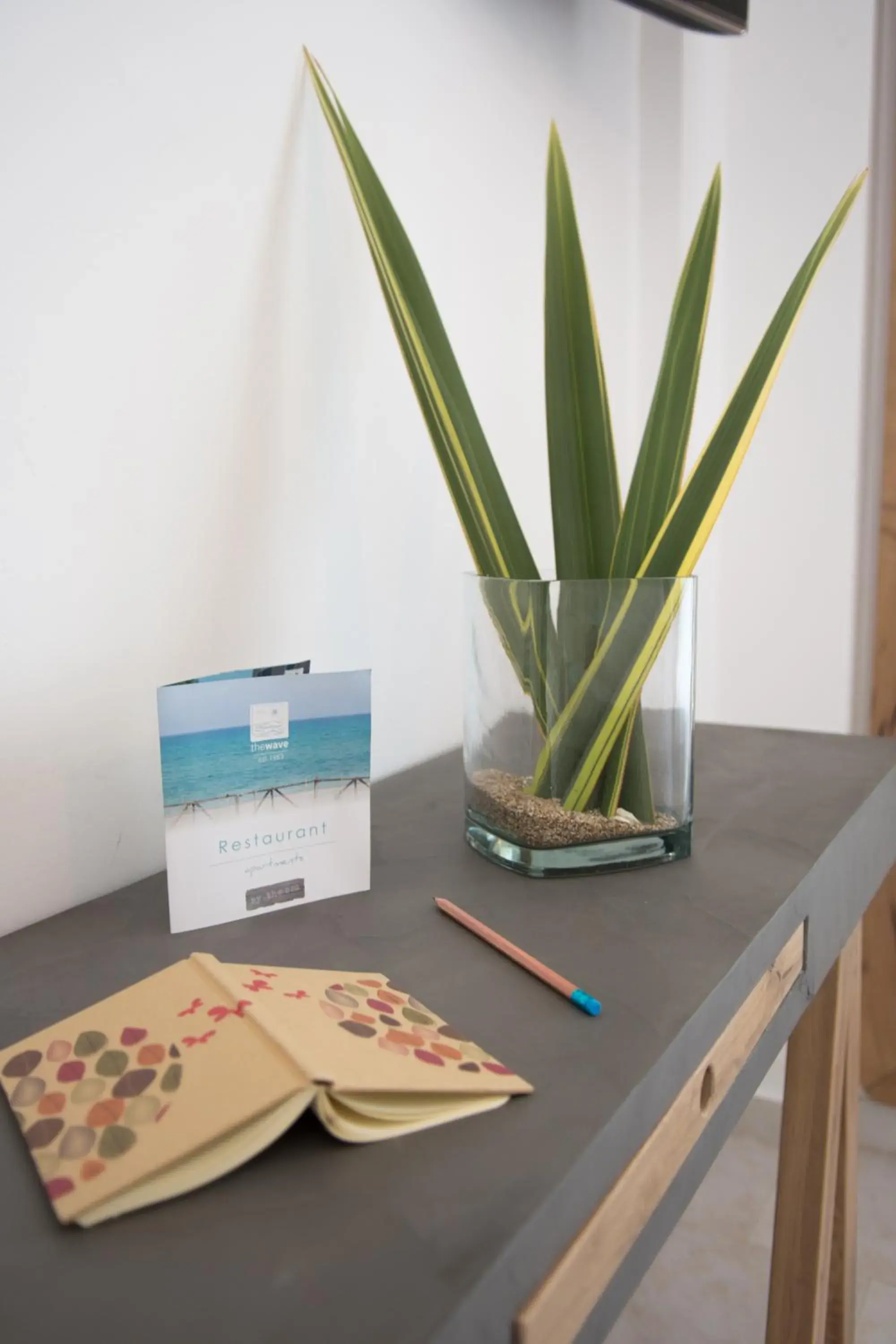 Photo of the whole room in The Wave Photo of the whole room in The Wave