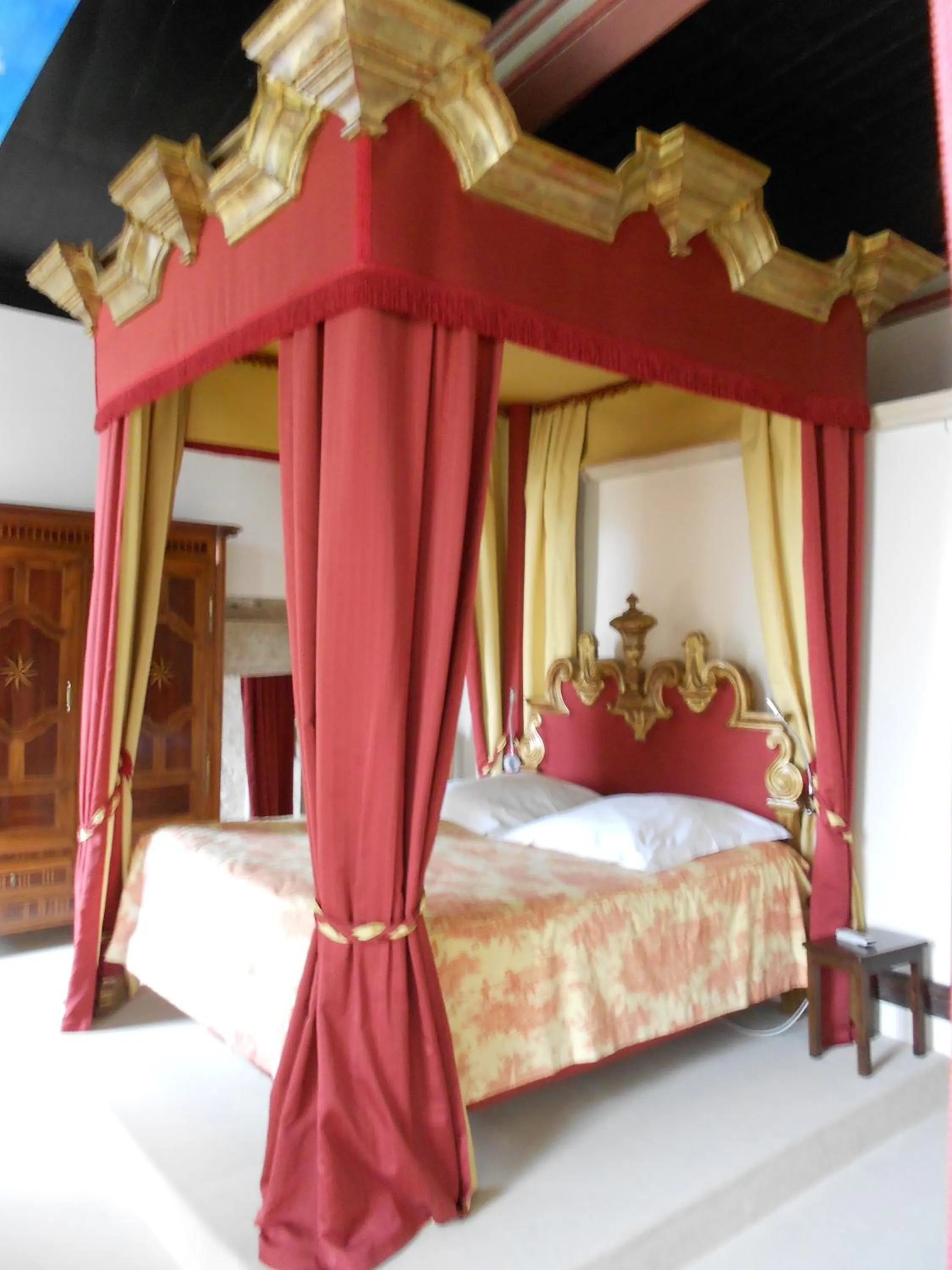 Bed in Auberge de l'Abbatiale