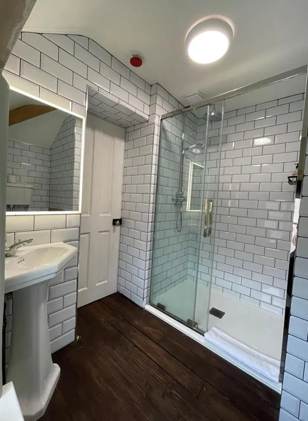 Shower in Oakhill Hotel