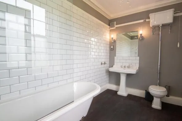 Shower in Oakhill Hotel