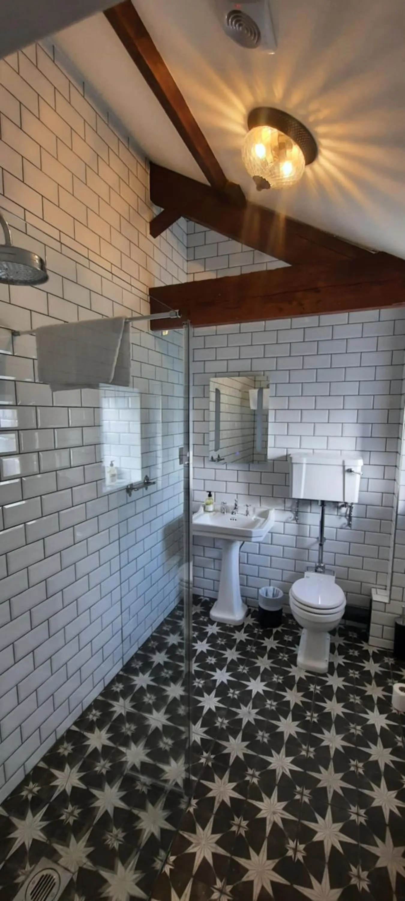 Shower in Oakhill Hotel