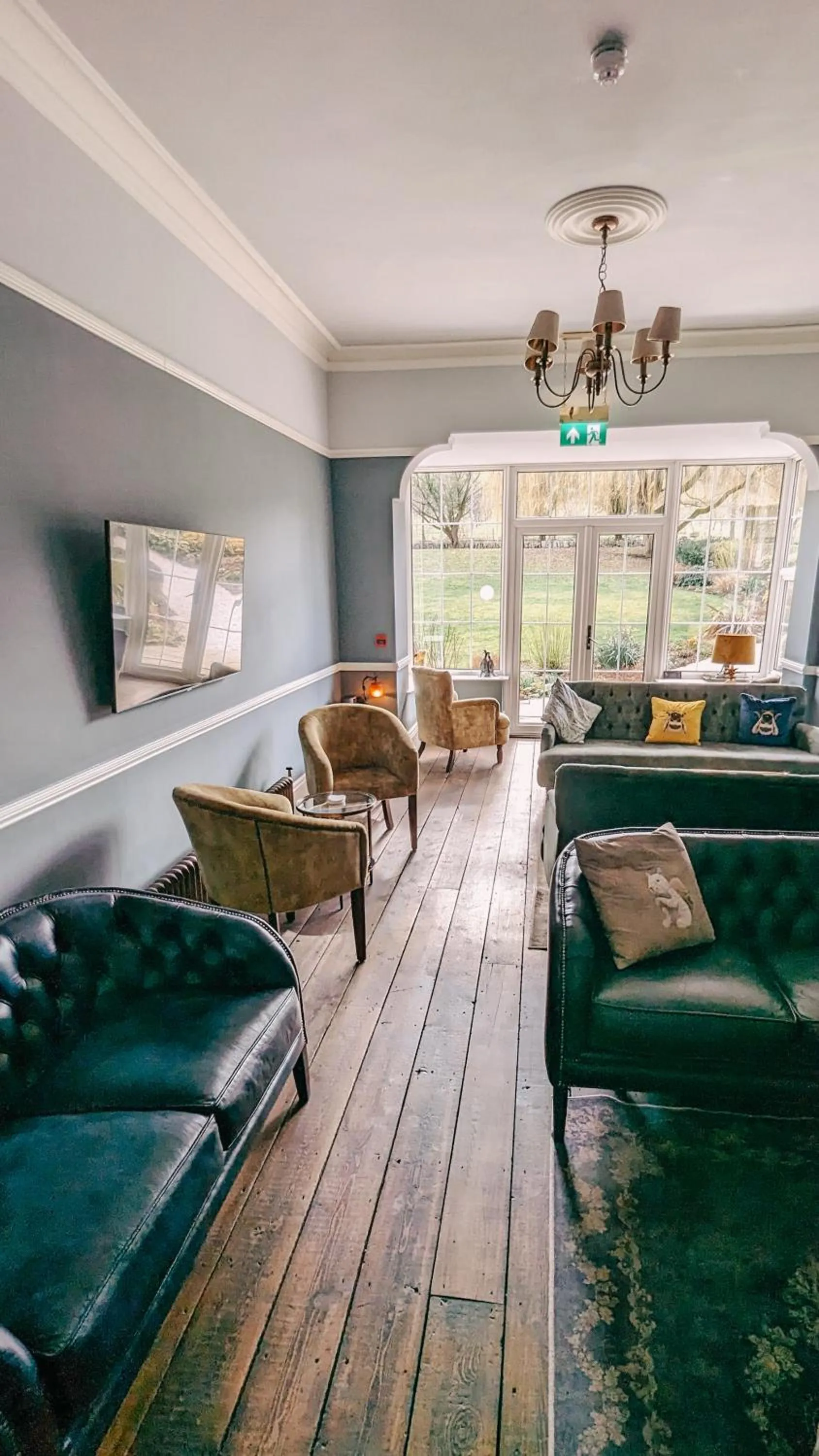 Lounge or bar in Oakhill Hotel