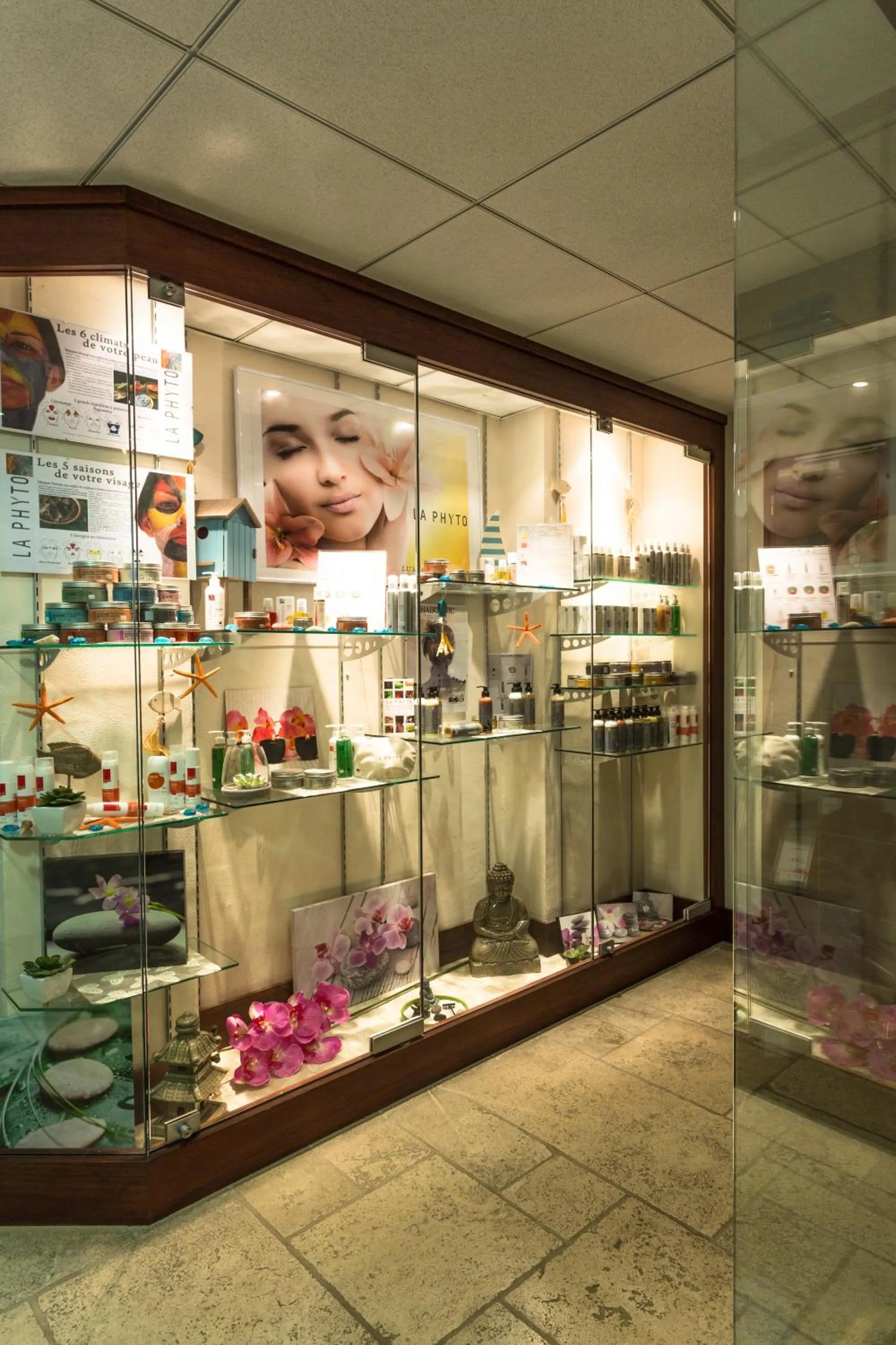 On-site shops in Villa Cécile