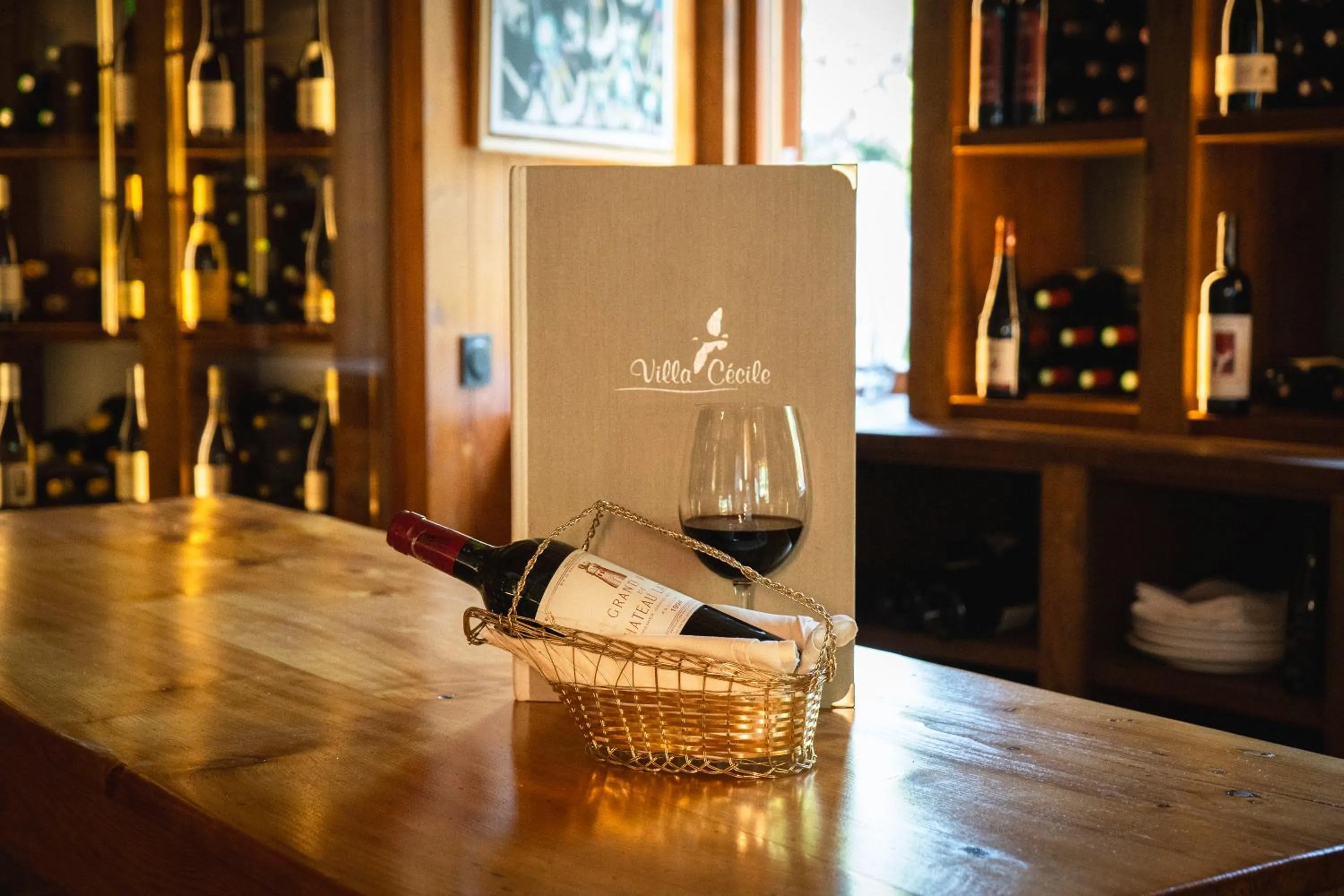 Restaurant/places to eat in Villa Cécile