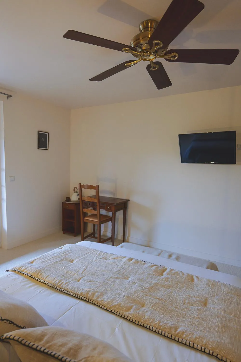 Bedroom, Bed in Auberge Du Cheval Blanc - Teritoria