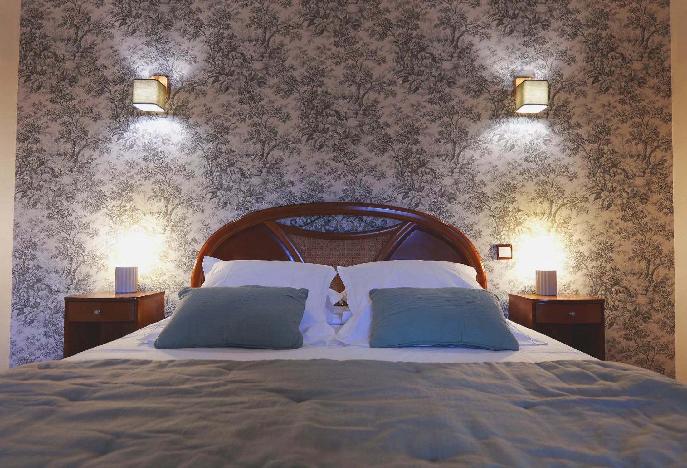 Bedroom, Bed in Auberge Du Cheval Blanc - Teritoria