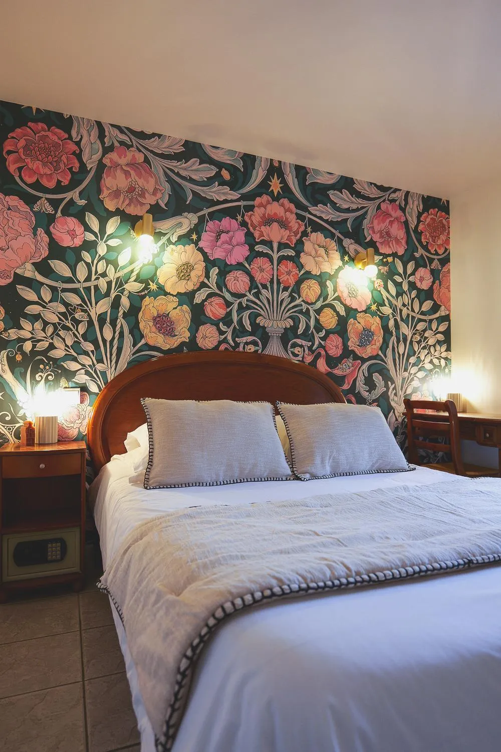 Bedroom, Bed in Auberge Du Cheval Blanc - Teritoria