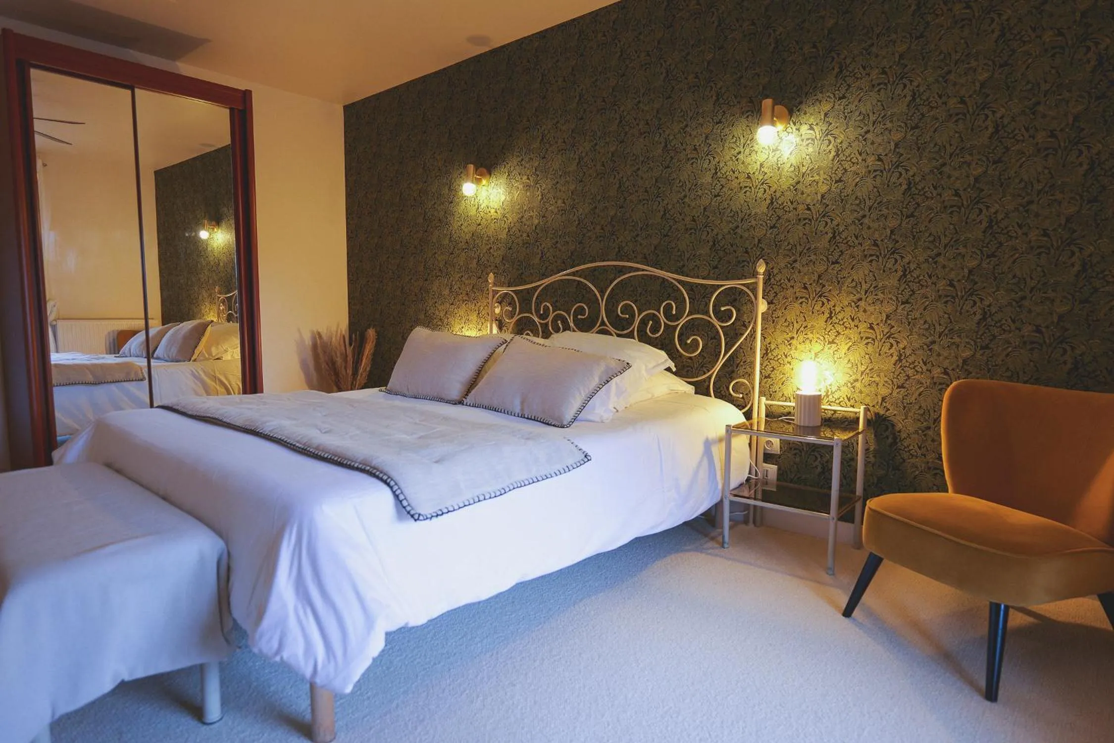 Bedroom, Bed in Auberge Du Cheval Blanc - Teritoria