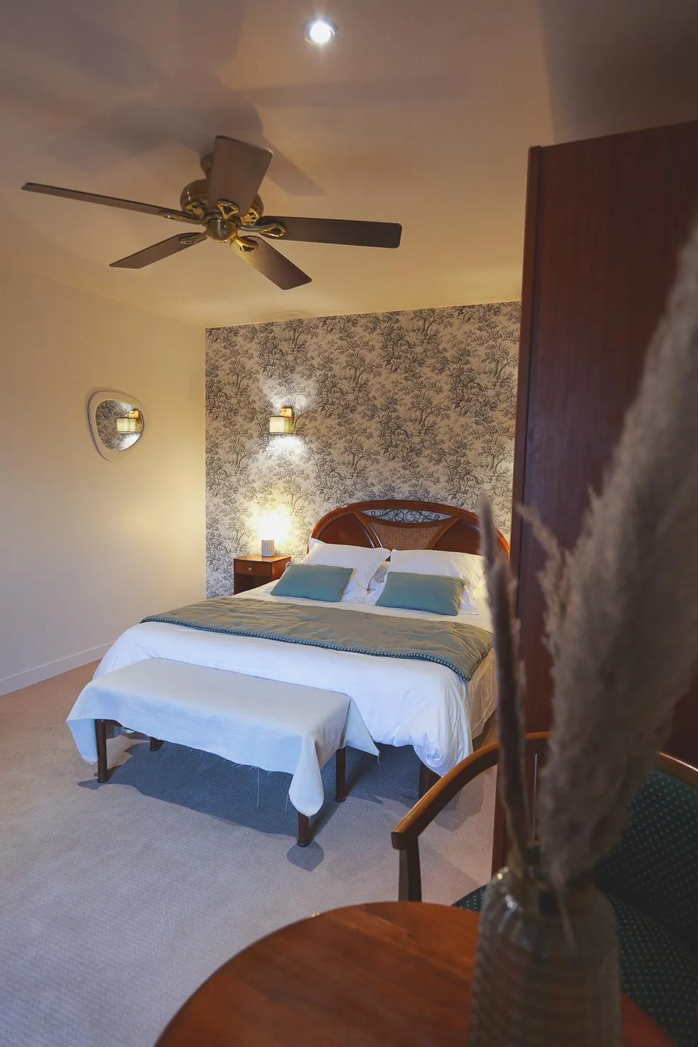 Bedroom, Bed in Auberge Du Cheval Blanc - Teritoria