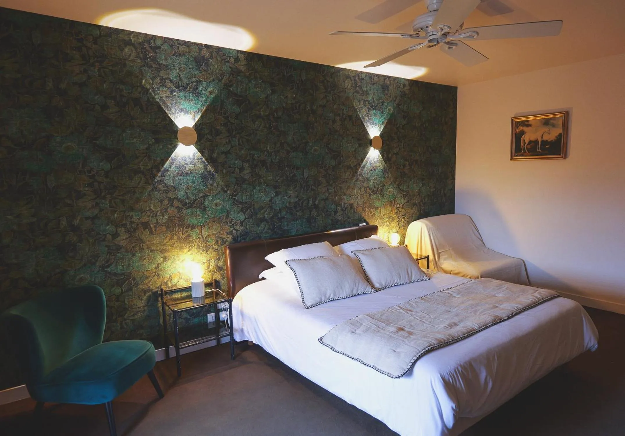 Bedroom, Bed in Auberge Du Cheval Blanc - Teritoria