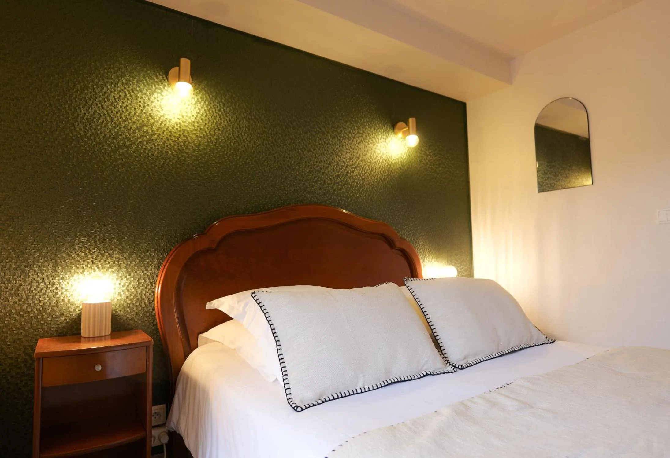 Bedroom, Bed in Auberge Du Cheval Blanc - Teritoria