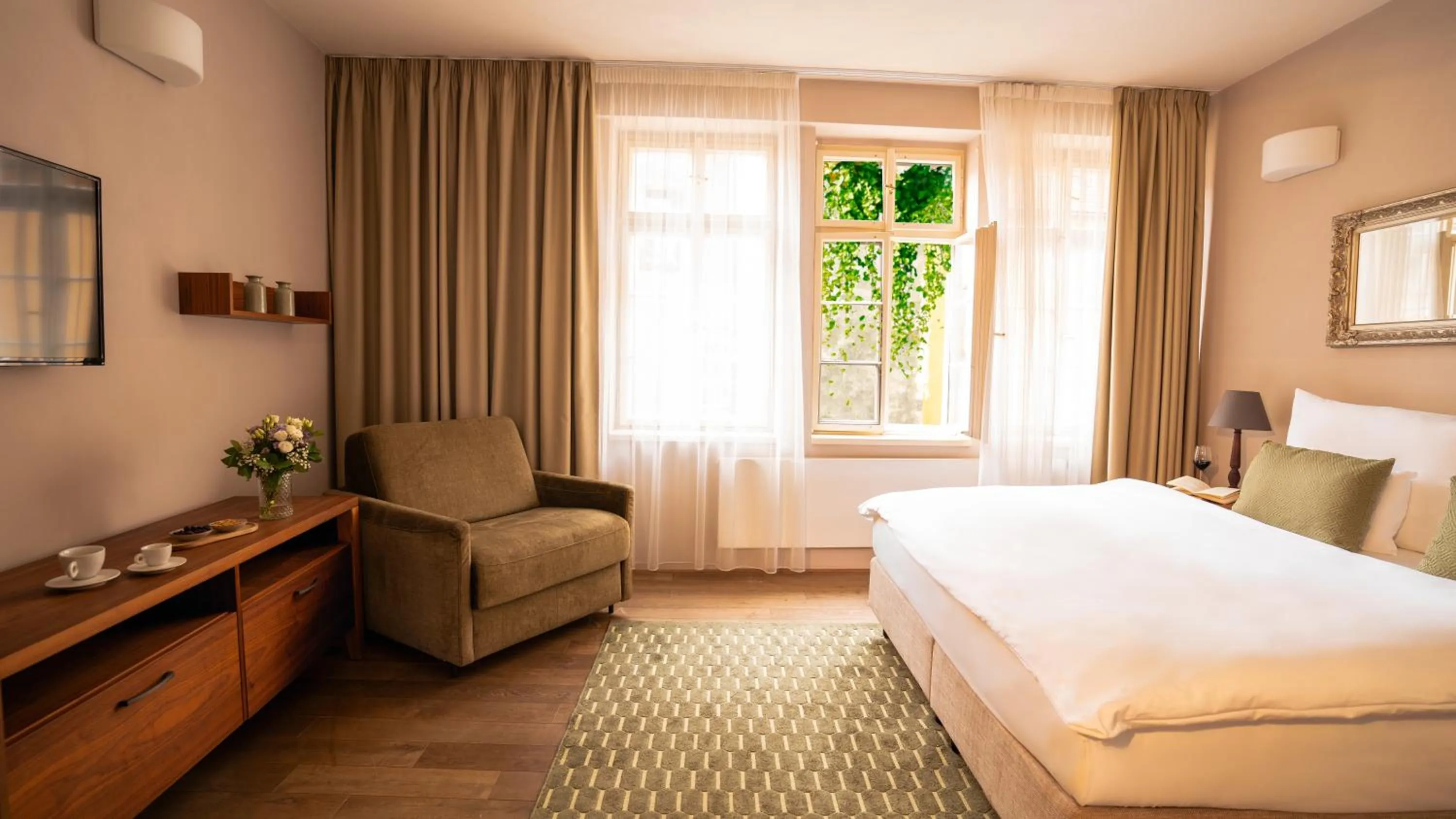 View (from property/room), Bed in Hotel Golden Key Prague Castle