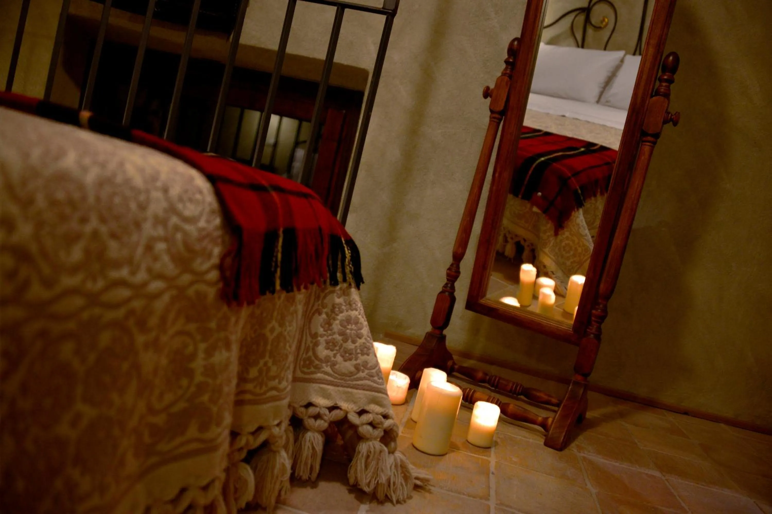 Decorative detail, Bed in Robur Marsorum Albergo Diffuso