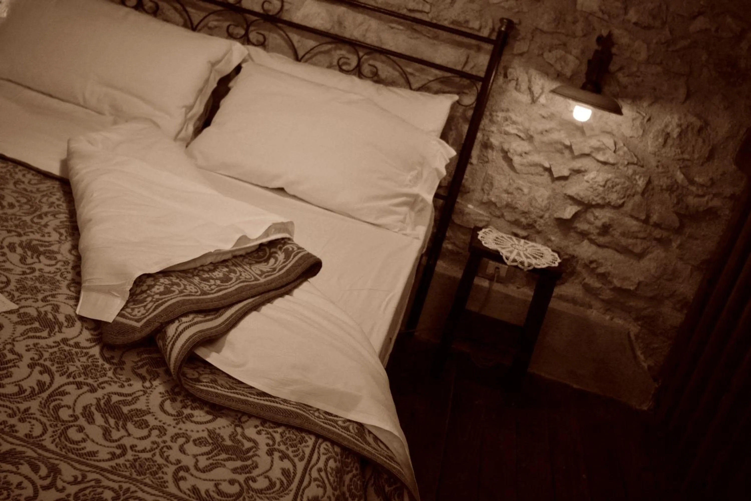 Bed in Robur Marsorum Albergo Diffuso