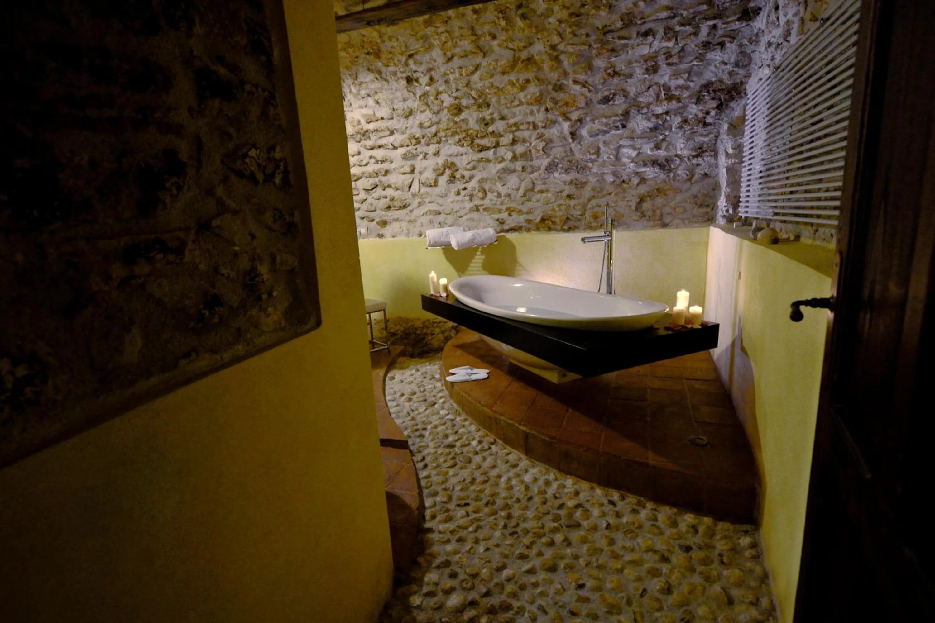 Bathroom, Bed in Robur Marsorum Albergo Diffuso