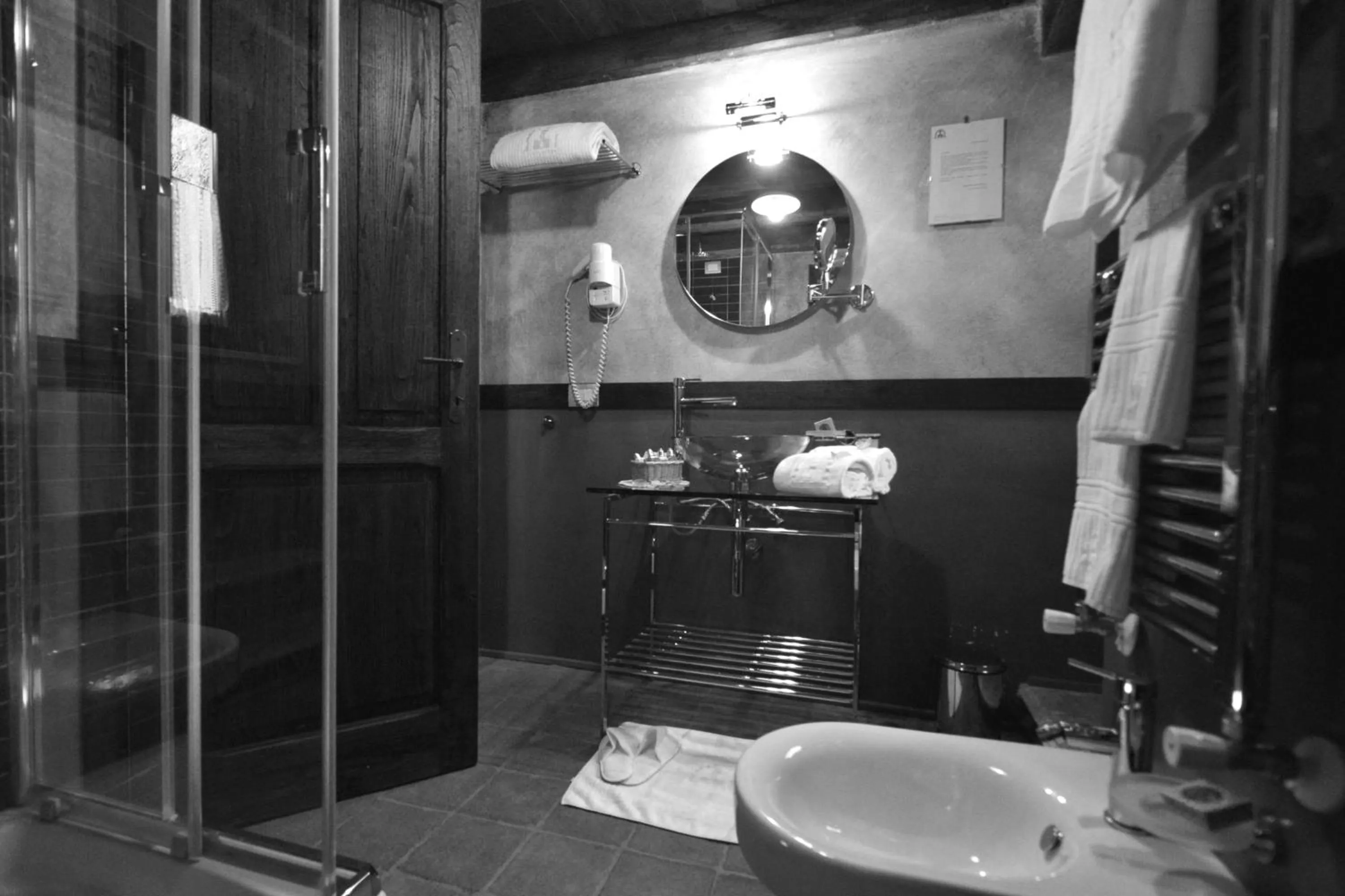 Shower in Robur Marsorum Albergo Diffuso