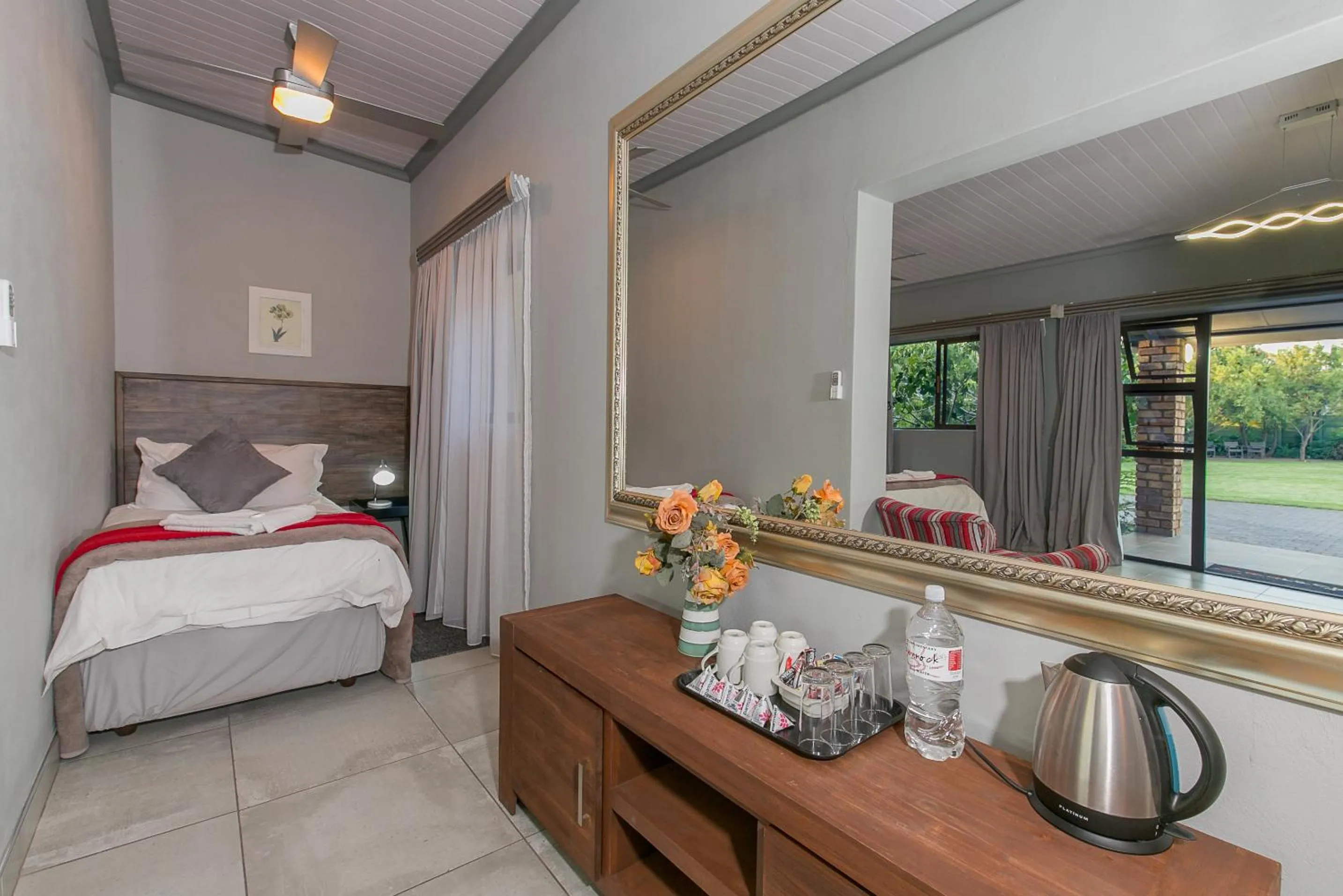 Coffee/tea facilities, Bed in Sunrock Guesthouse