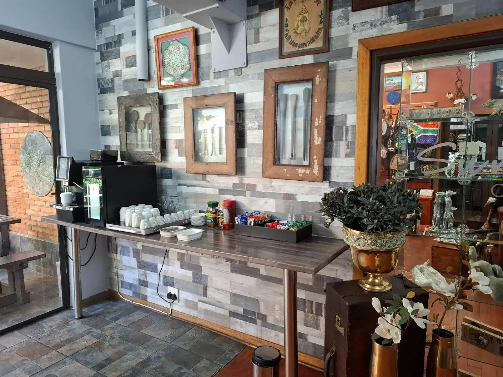 Dining area in Sunrock Guesthouse Dining area in Sunrock Guesthouse