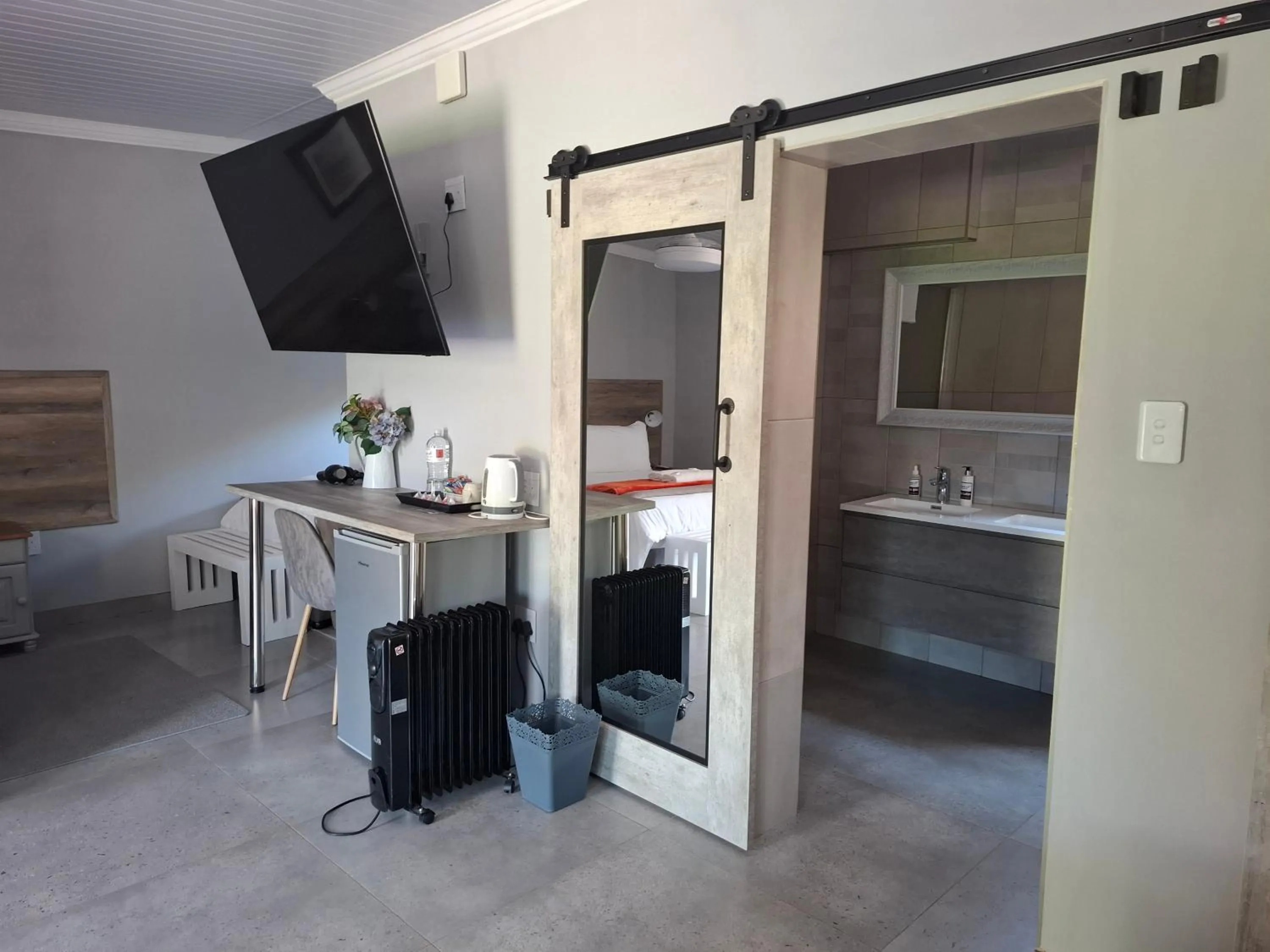 TV and multimedia in Sunrock Guesthouse